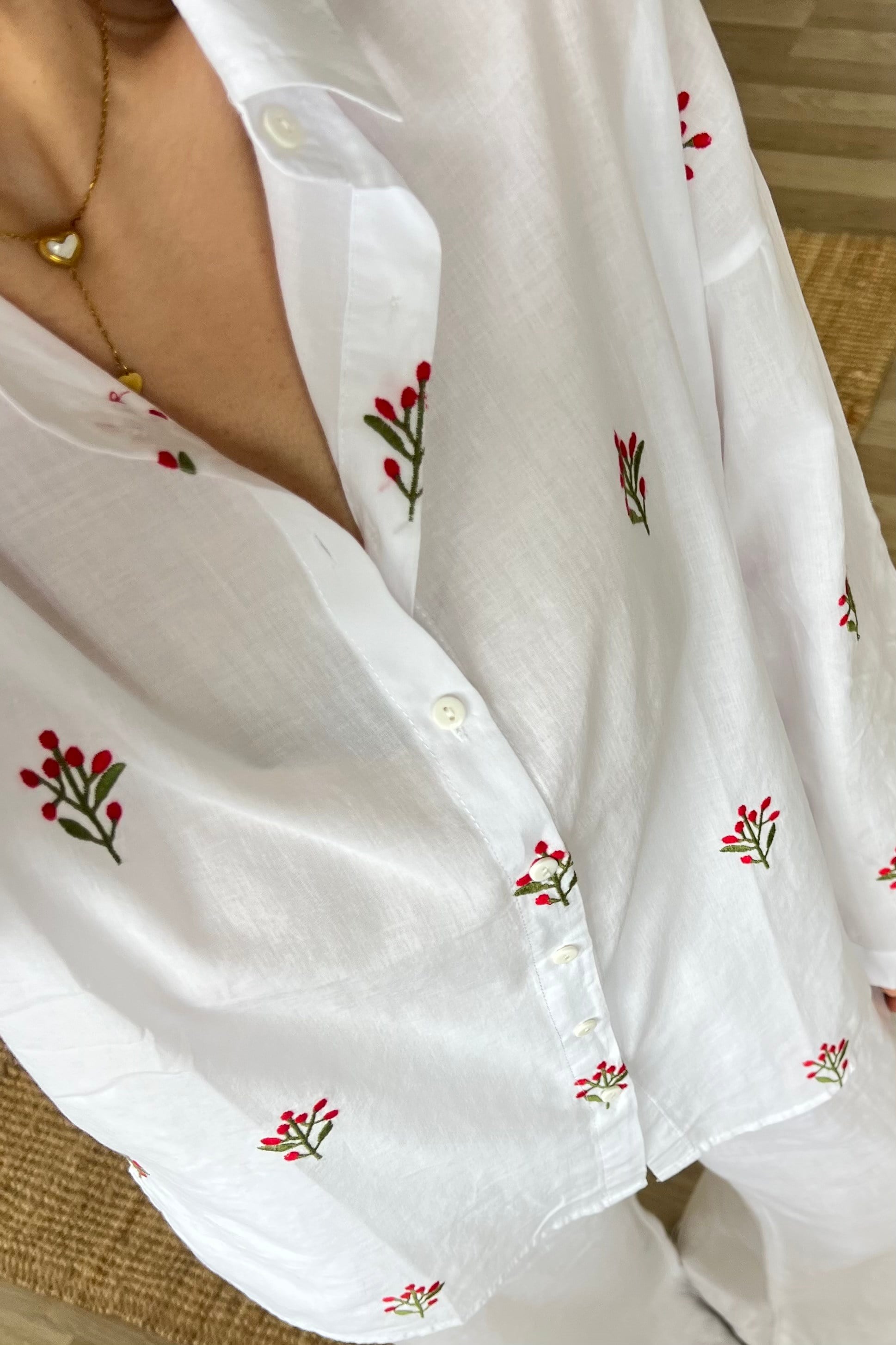 Kırmızı Çiçek Nakışlı Organik Pamuk Gömlek uygun fiyatlarda www.butikhola.com adresinde