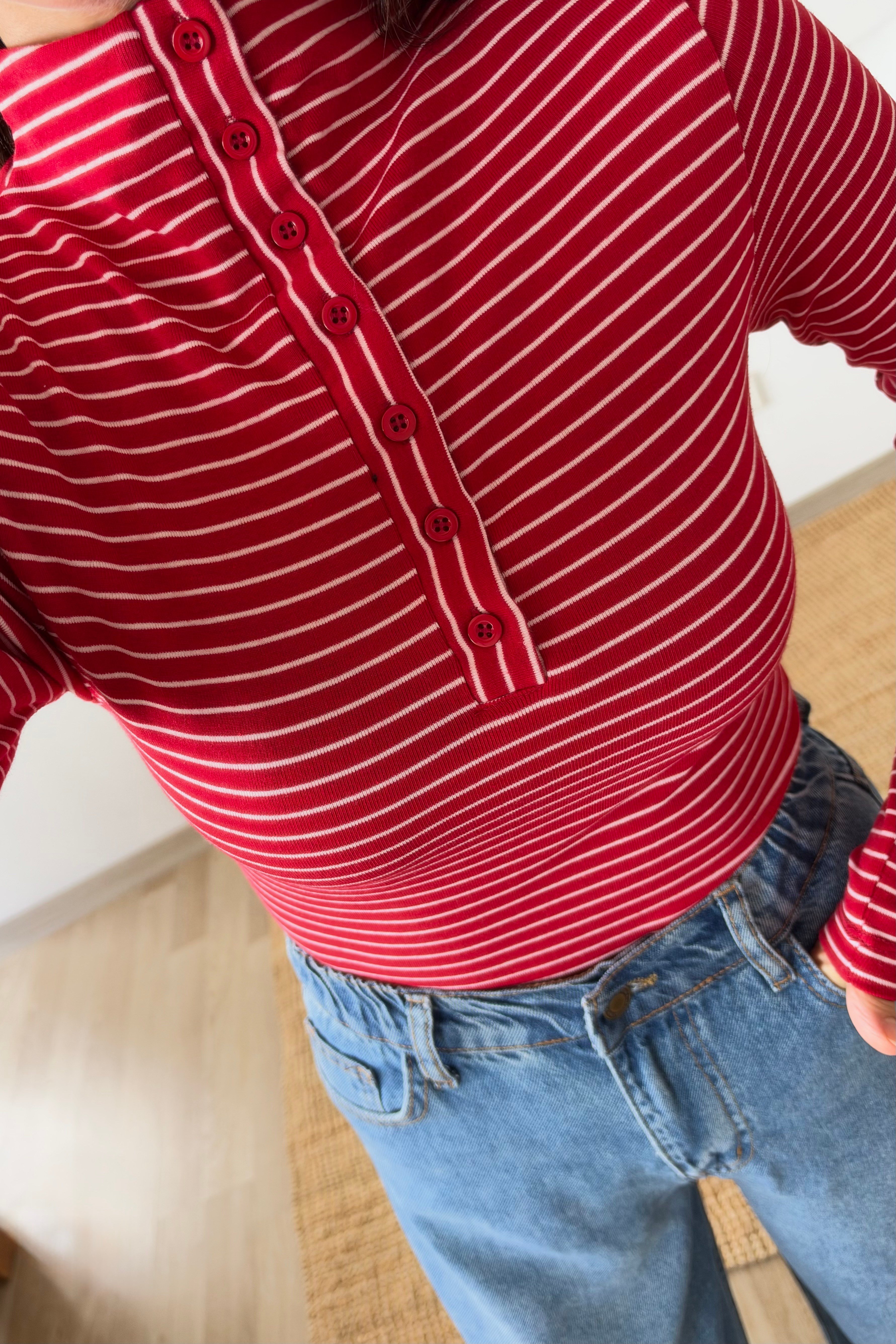 Kırmızı Çizgili Düğmeli Dik Yaka Bluz uygun fiyatlarda www.butikhola.com adresinde