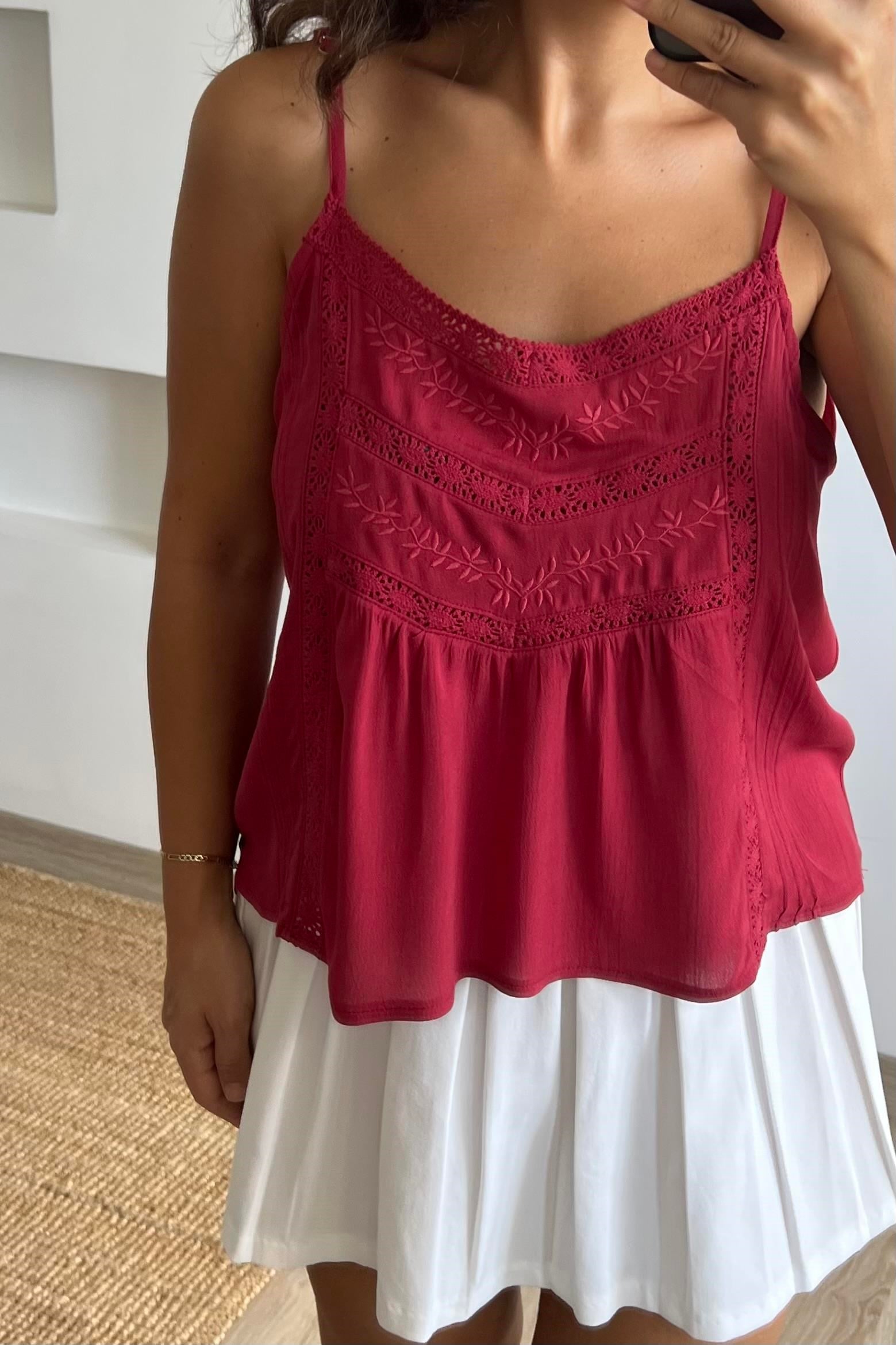 Kırmızı Fisto Detaylı Askılı Bluz uygun fiyatlarda www.butikhola.com adresinde