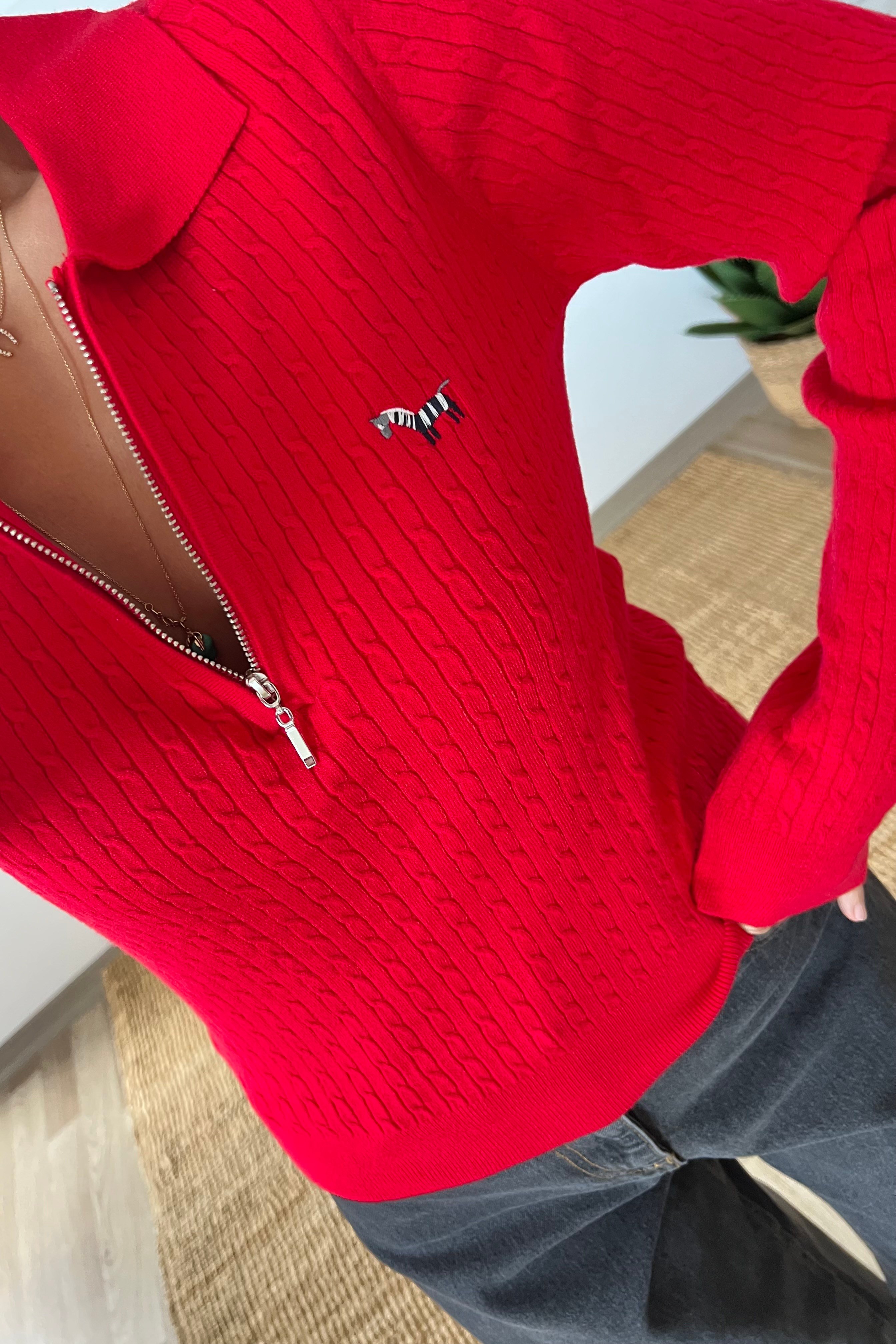 Kırmızı Zebra Nakışlı Yumuşak Dokulu Polo Yaka Triko uygun fiyatlarda www.butikhola.com adresinde
