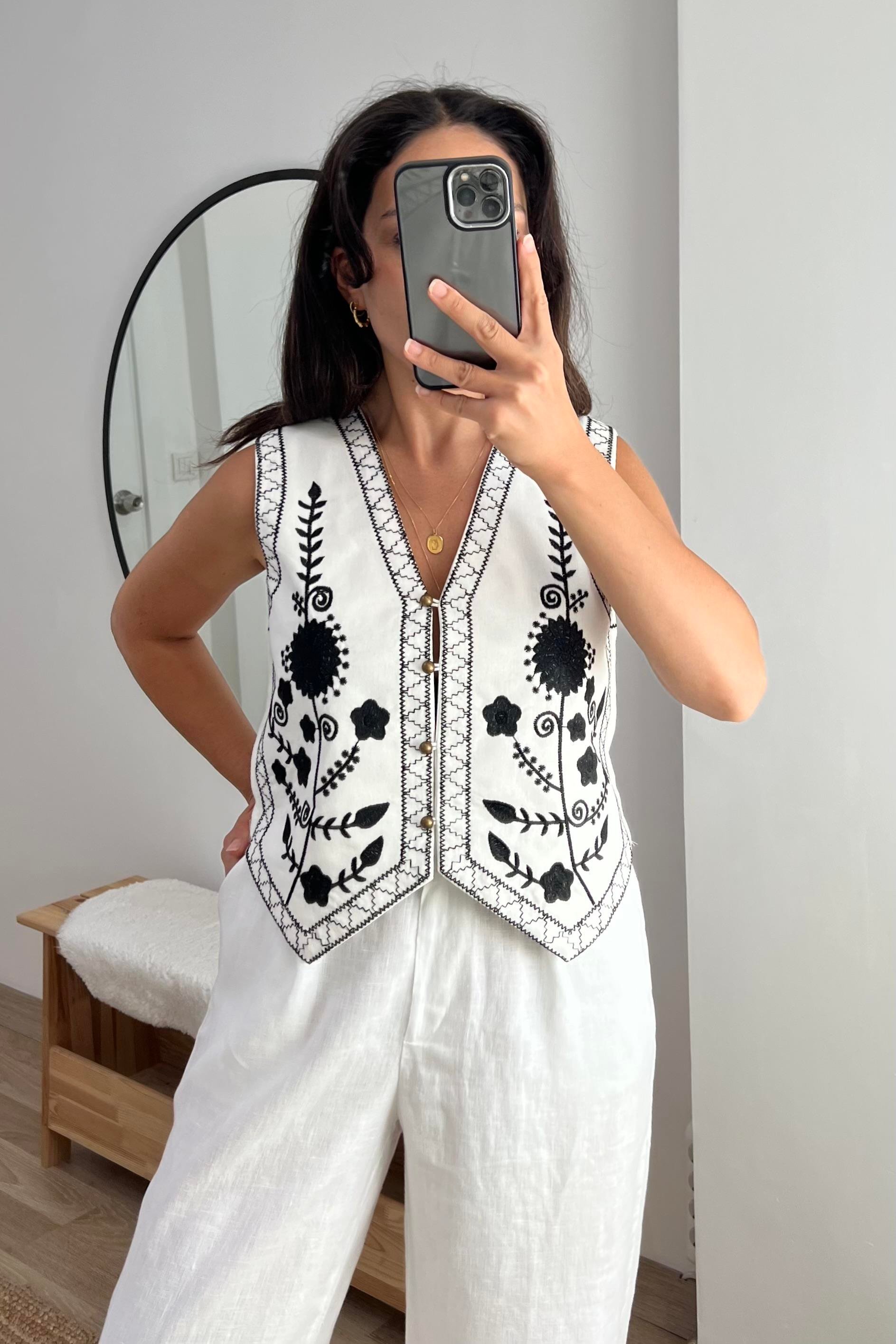 Kontrast Nakışlı Yelek uygun fiyatlarda www.butikhola.com adresinde