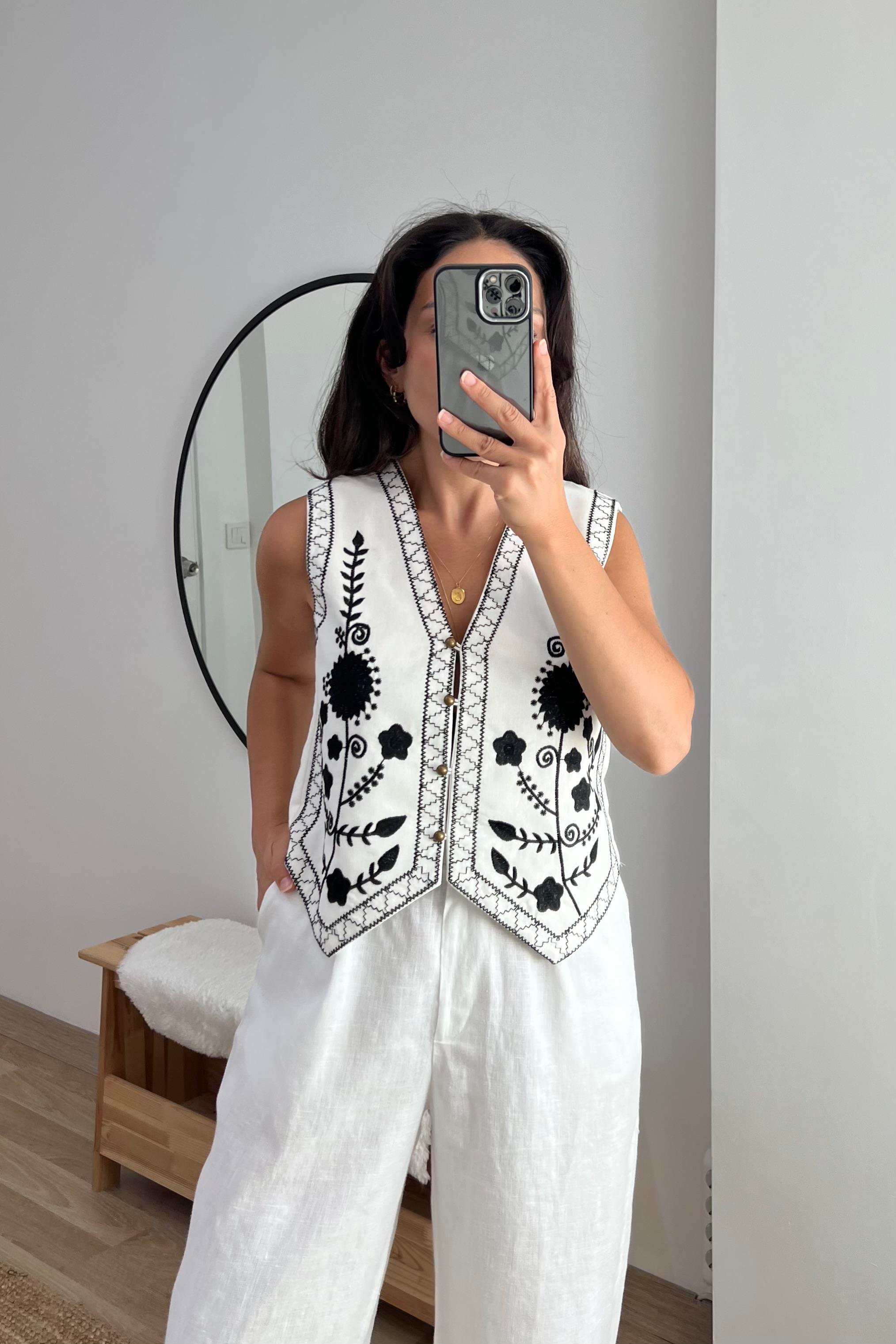 Kontrast Nakışlı Yelek uygun fiyatlarda www.butikhola.com adresinde