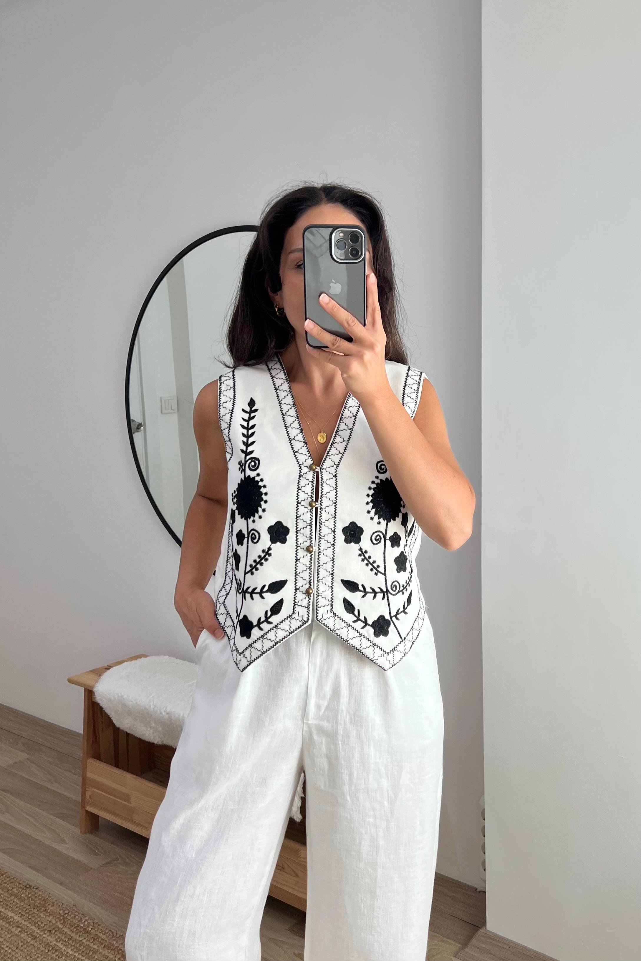Kontrast Nakışlı Yelek uygun fiyatlarda www.butikhola.com adresinde