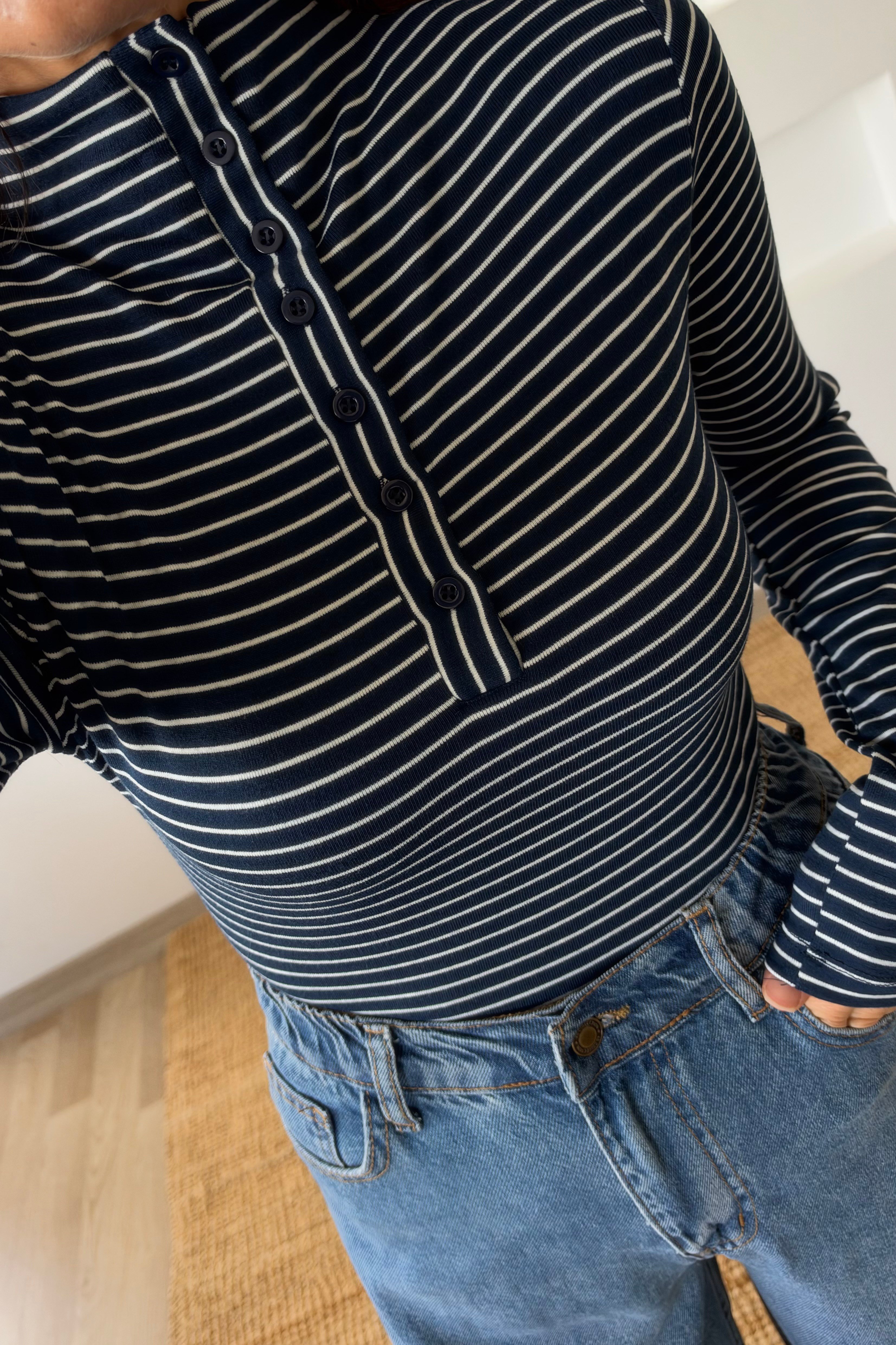 Lacivert Çizgili Düğmeli Dik Yaka Bluz uygun fiyatlarda www.butikhola.com adresinde