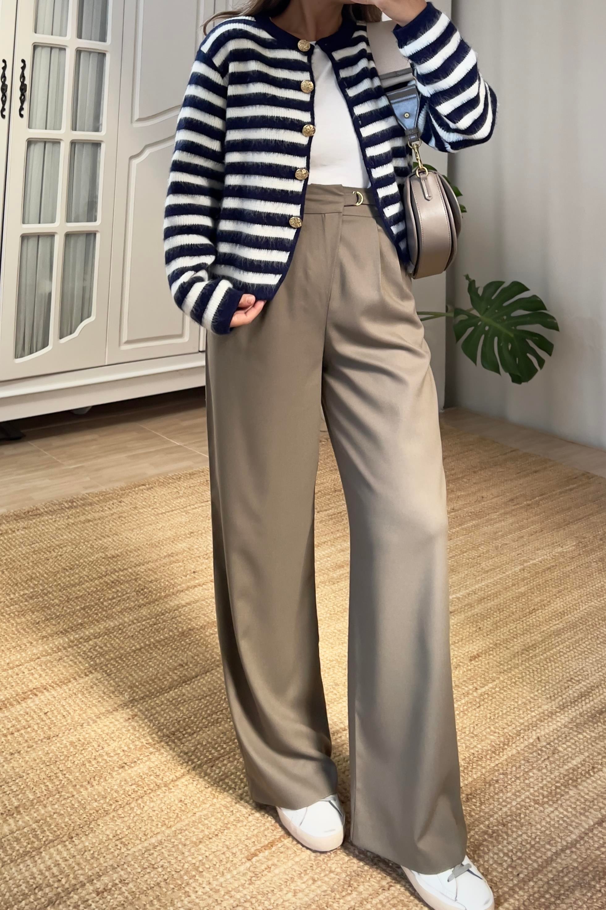 Lacivert Çizgili Gold Düğme Detaylı Yumoş Hırka  uygun fiyatlarda www.butikhola.com adresinde