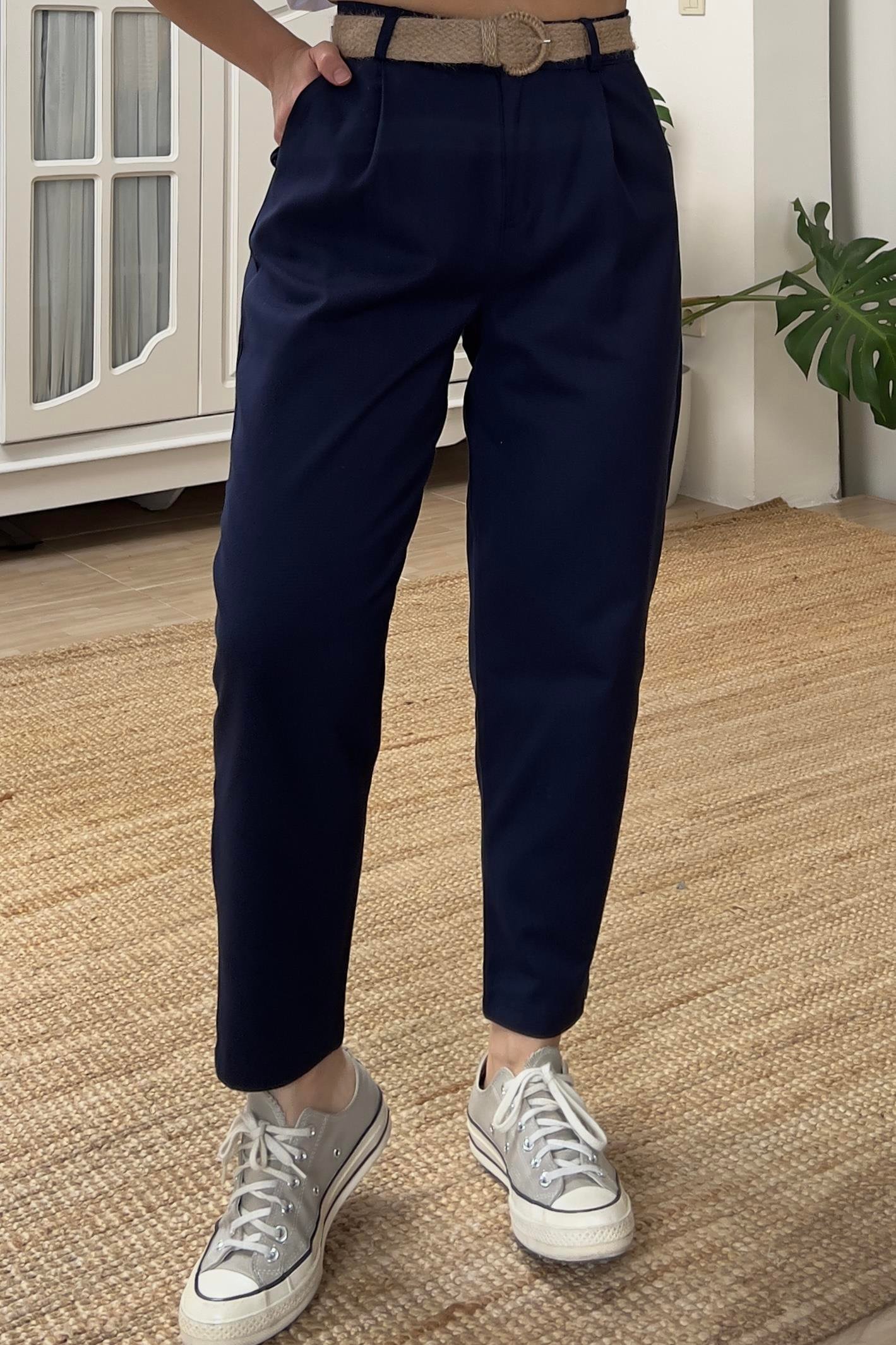 Lacivert Hasır Kemerli Havuç Kesim Pantolon uygun fiyatlarda www.butikhola.com adresinde