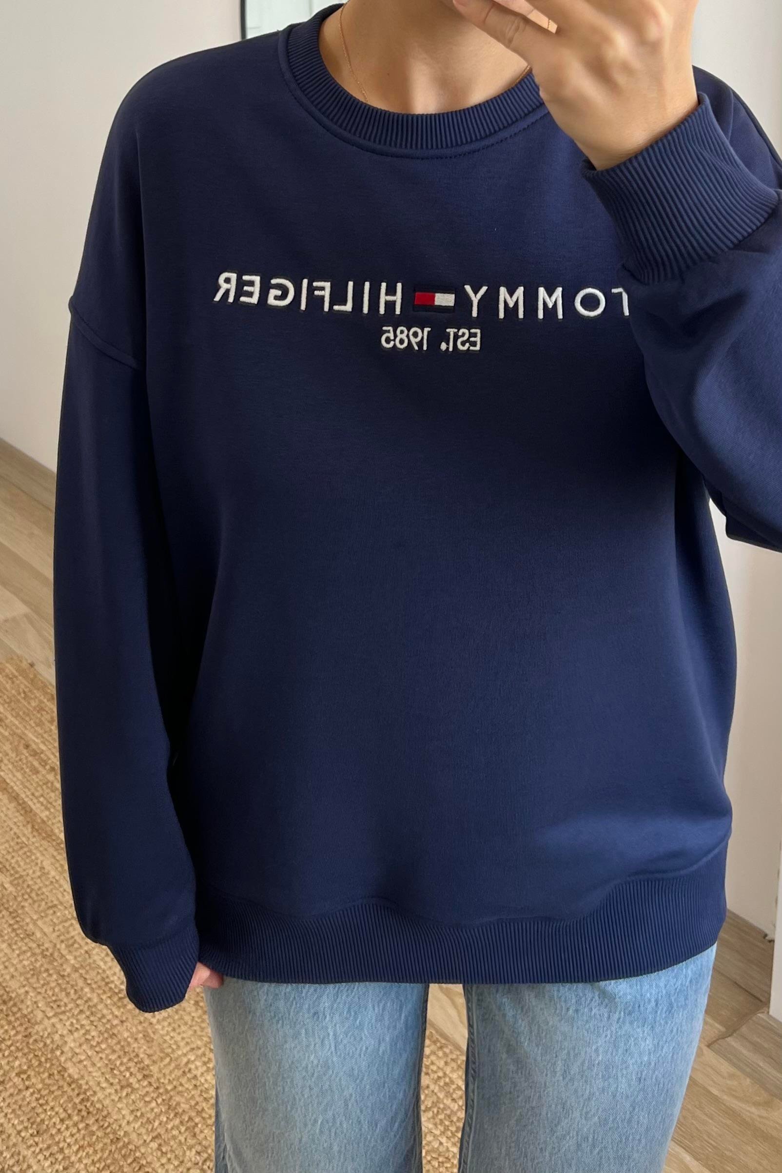 Lacivert Oversize Logo Nakışlı Sweatshirt uygun fiyatlarda www.butikhola.com adresinde