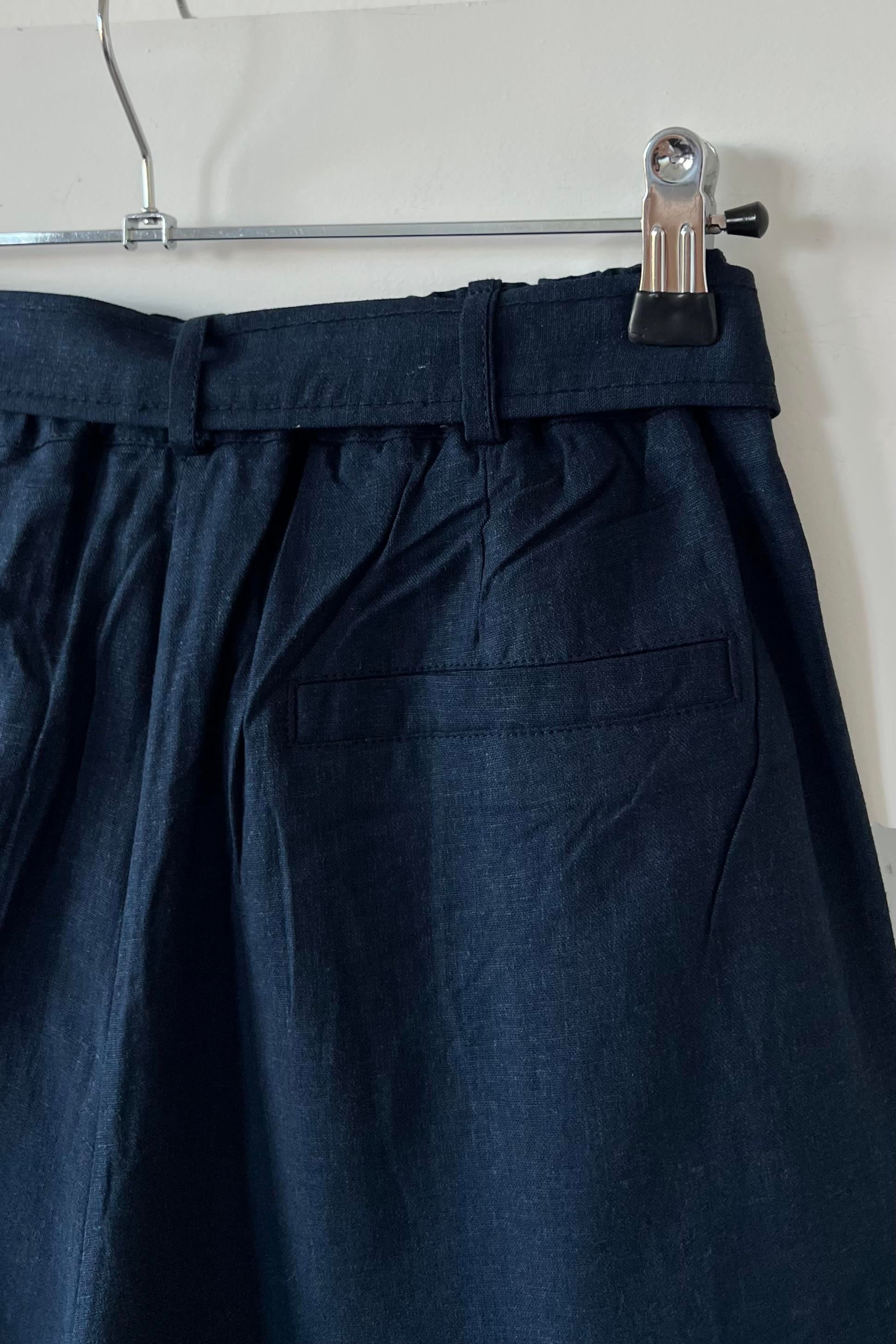 Lacivert Şehir Boy Ham Keten Şort uygun fiyatlarda www.butikhola.com adresinde