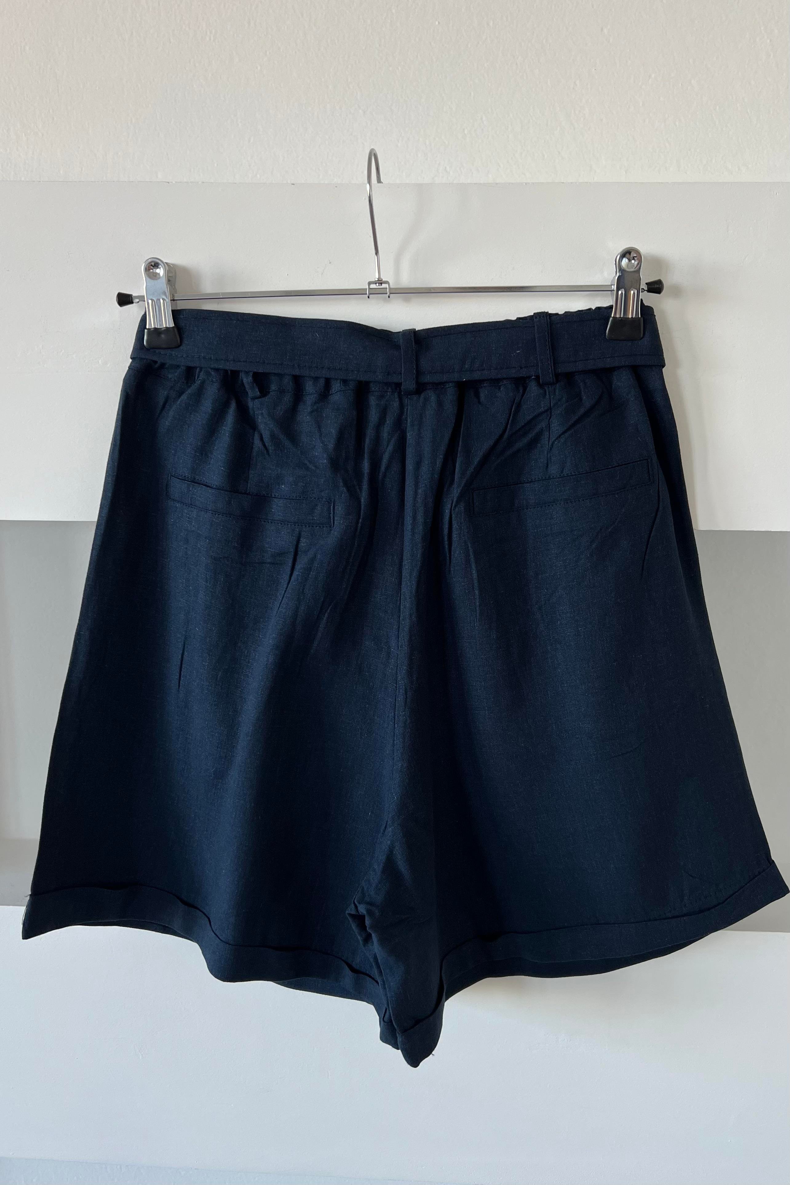 Lacivert Şehir Boy Ham Keten Şort uygun fiyatlarda www.butikhola.com adresinde