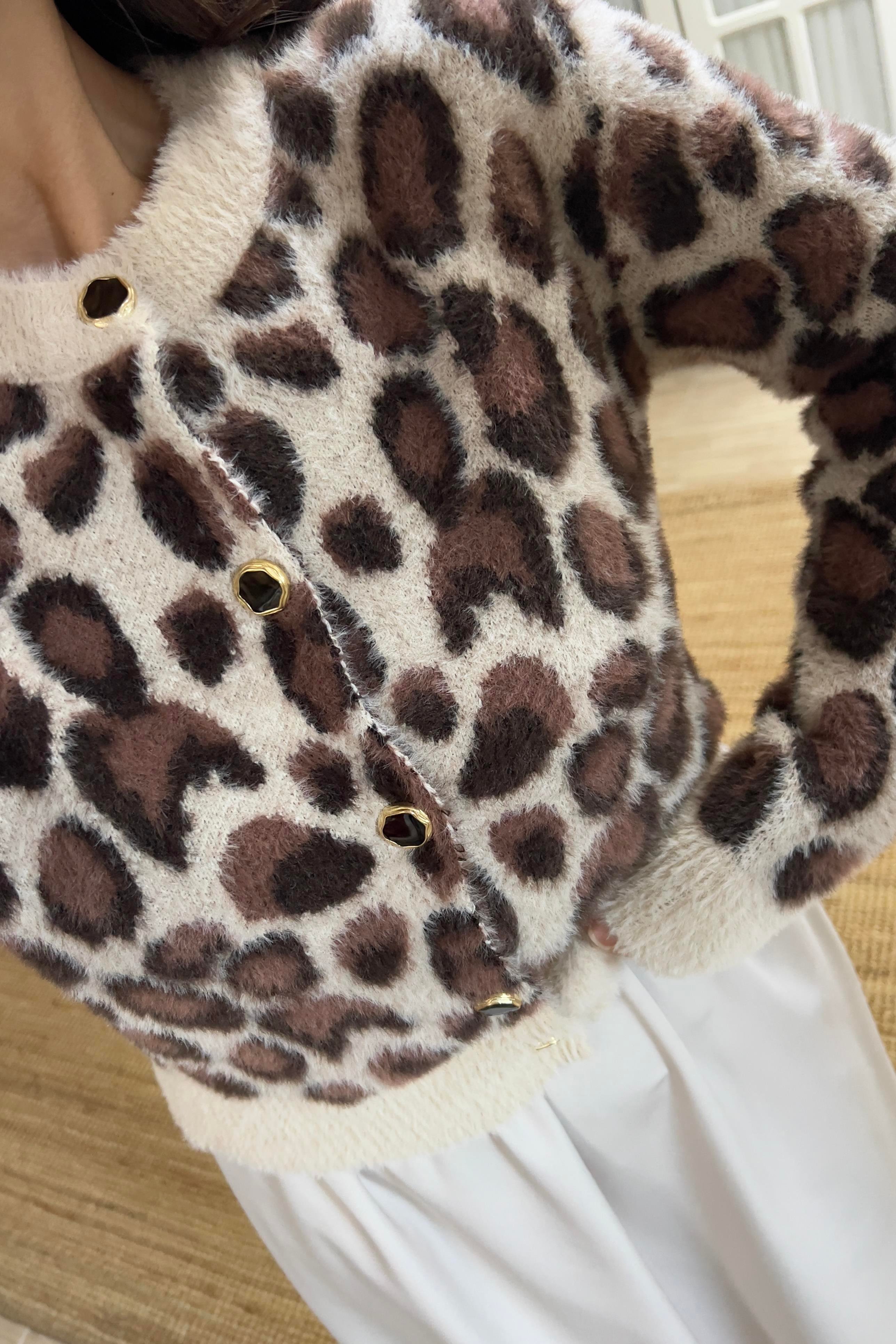 Leopar Desenli Düğme Detaylı Yumoş Hırka  uygun fiyatlarda www.butikhola.com adresinde