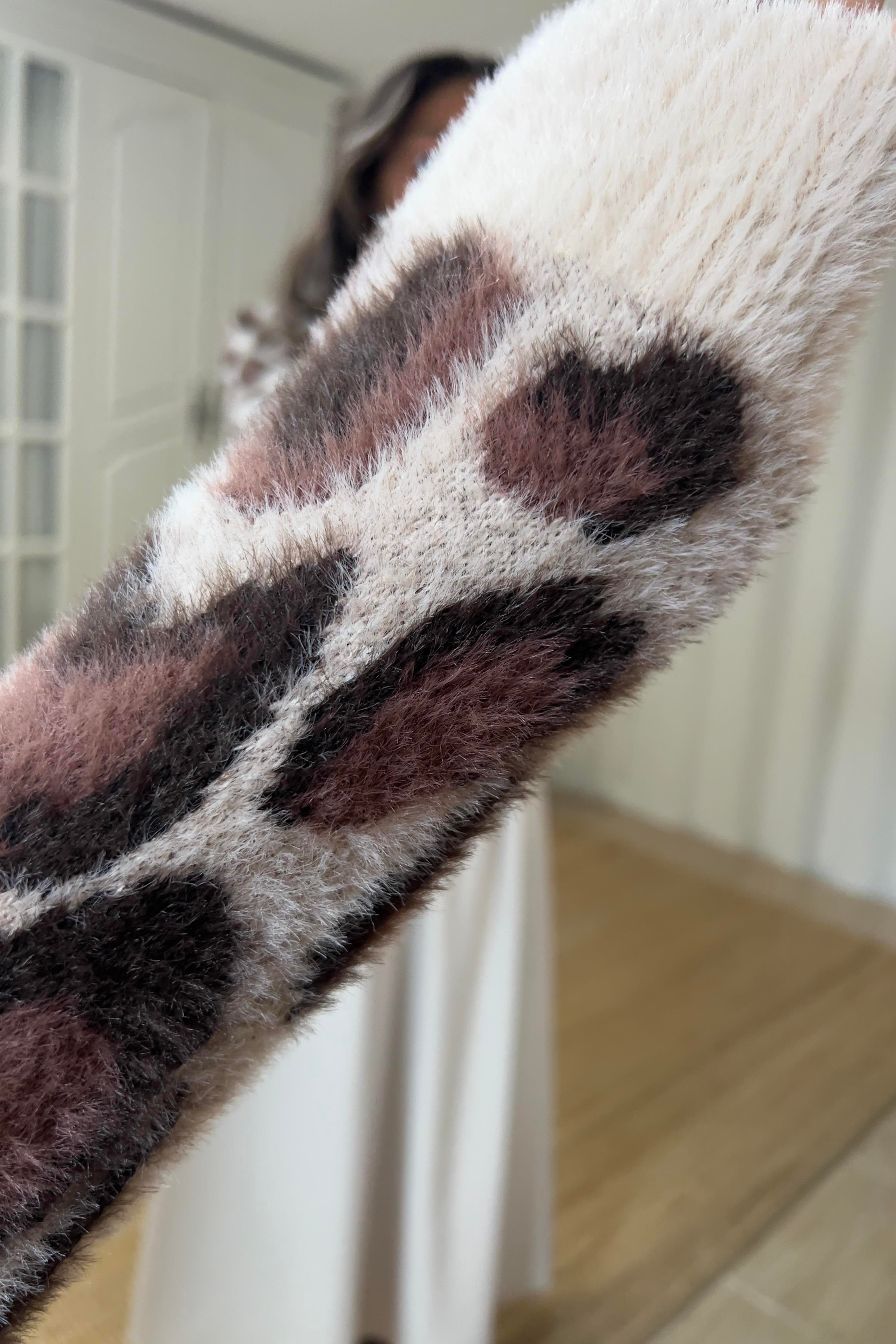 Leopar Desenli Düğme Detaylı Yumoş Hırka  uygun fiyatlarda www.butikhola.com adresinde