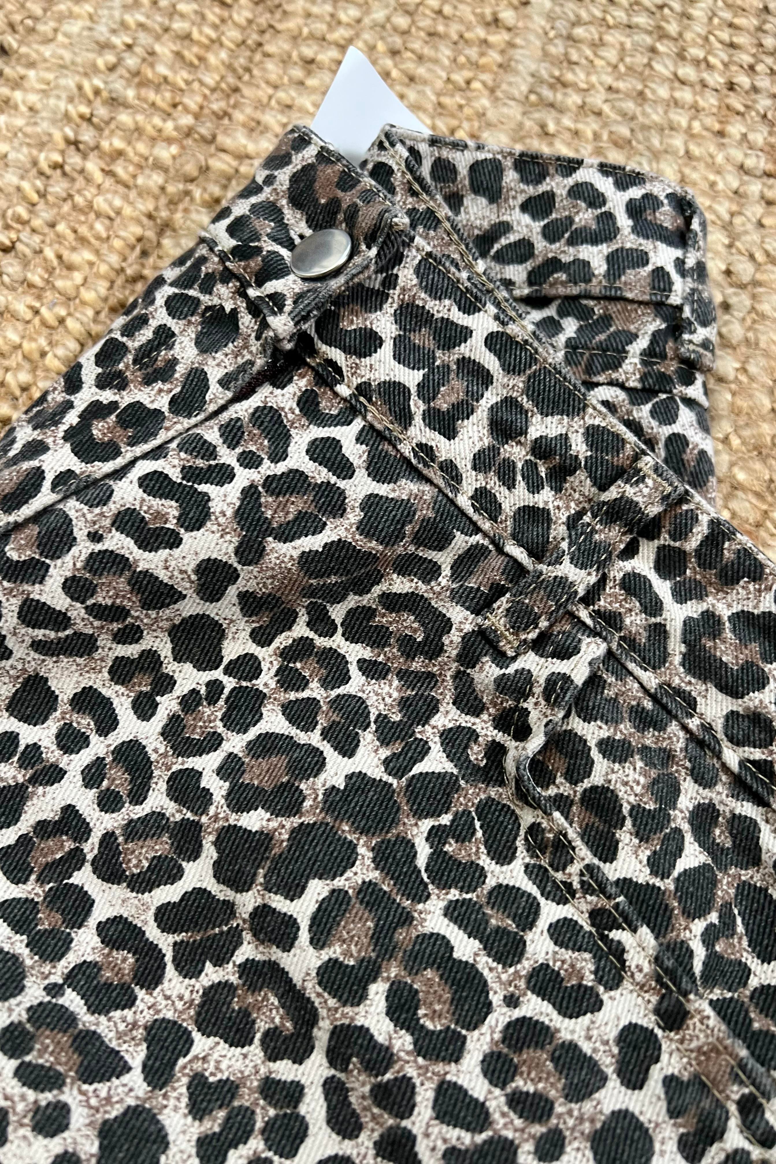 Leopar Desenli Straight Fit Jean uygun fiyatlarda www.butikhola.com adresinde