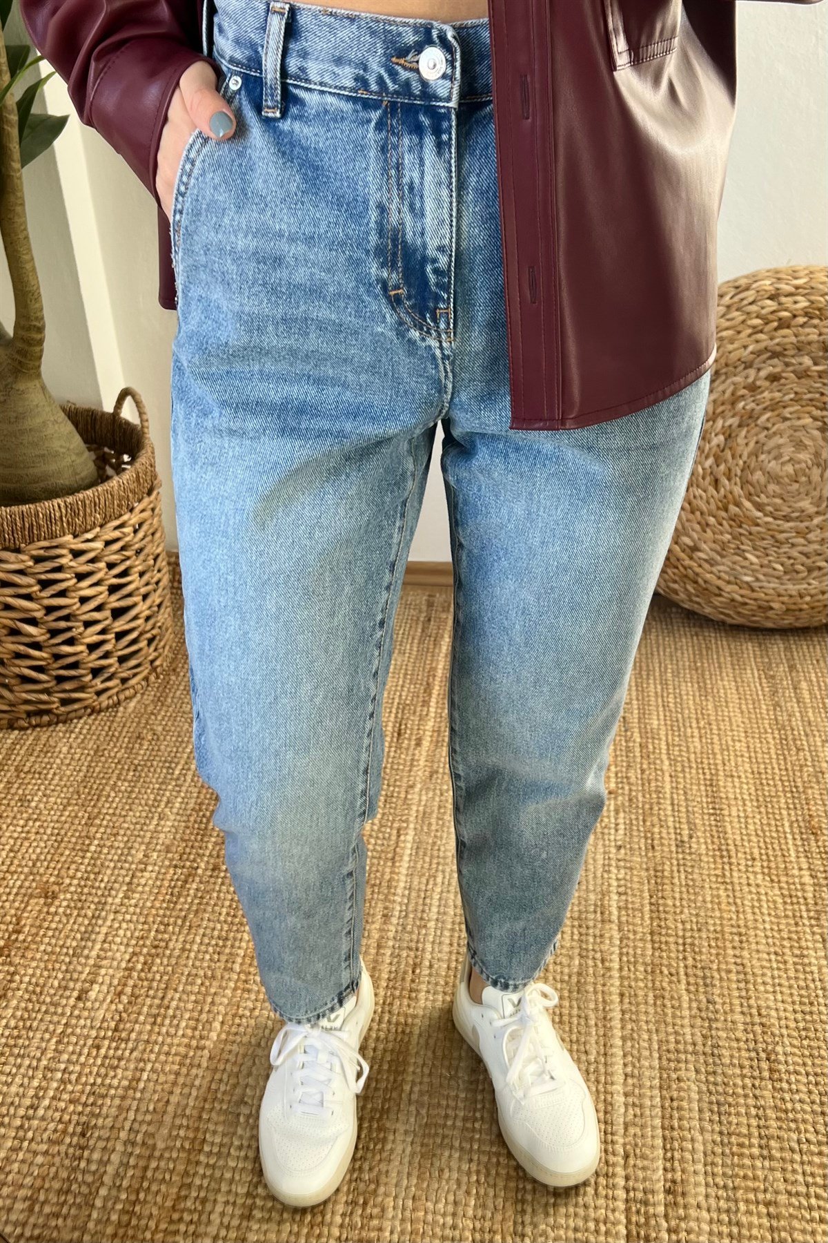 Mavi Yıkamalı Yüksek Bel Mom Jean  uygun fiyatlarda www.butikhola.com adresinde