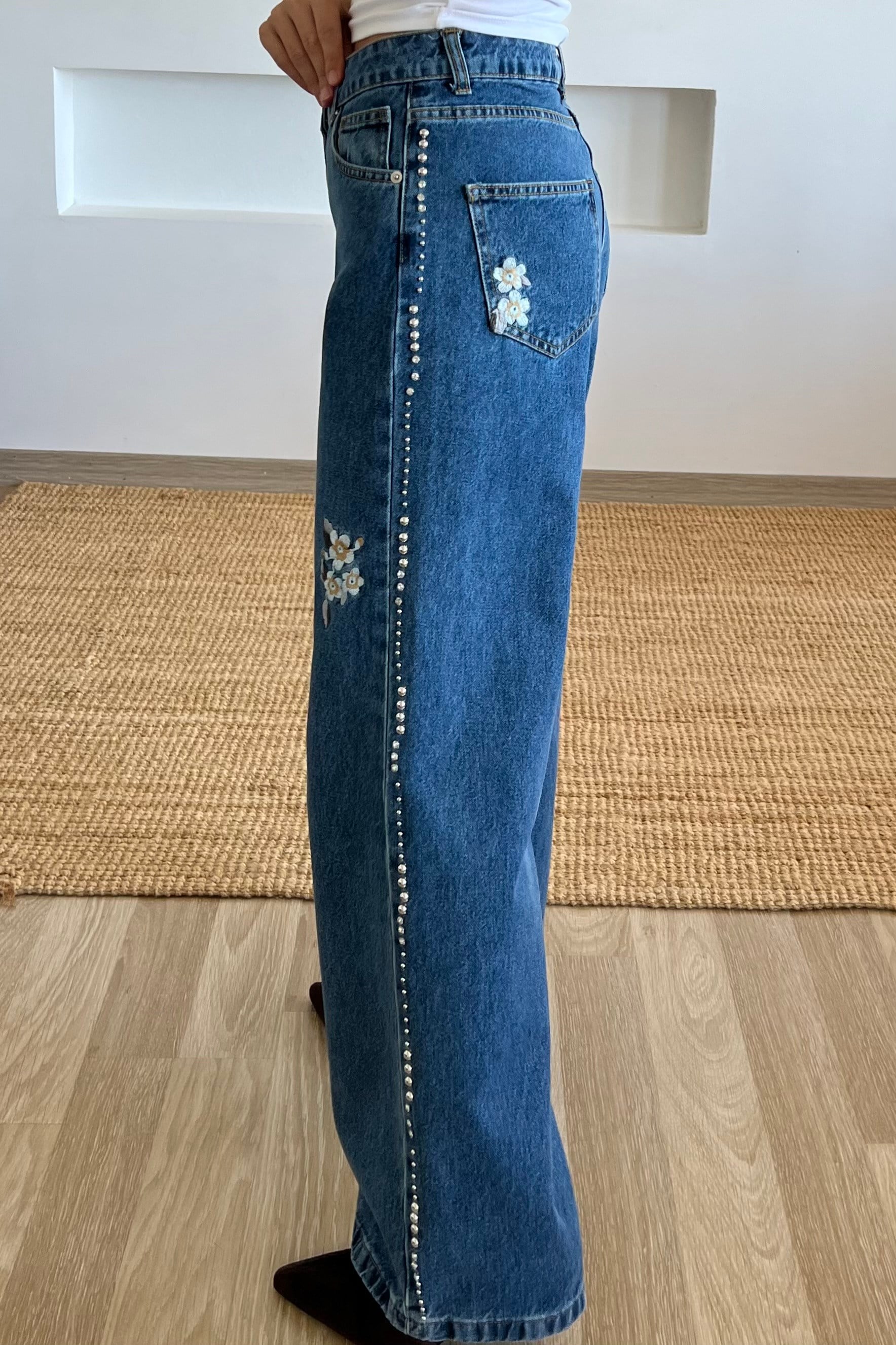 Nakışlı Yanları Boncuk ve Taş Çakımlı Jean uygun fiyatlarda www.butikhola.com adresinde