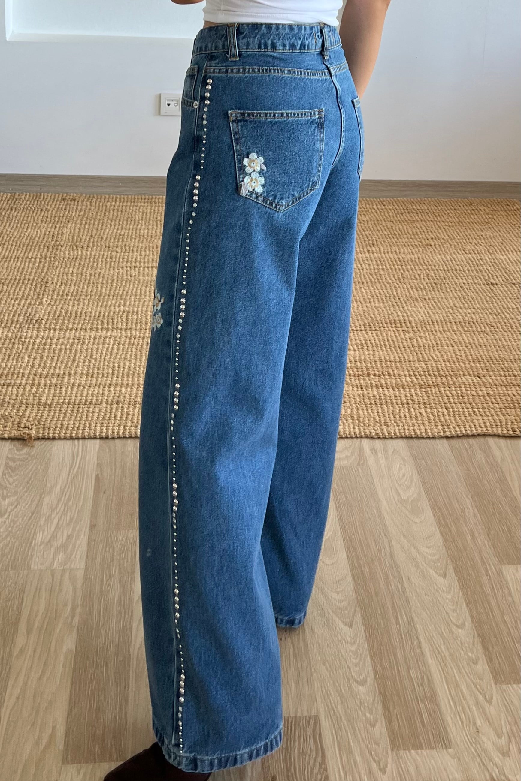 Nakışlı Yanları Boncuk ve Taş Çakımlı Jean uygun fiyatlarda www.butikhola.com adresinde