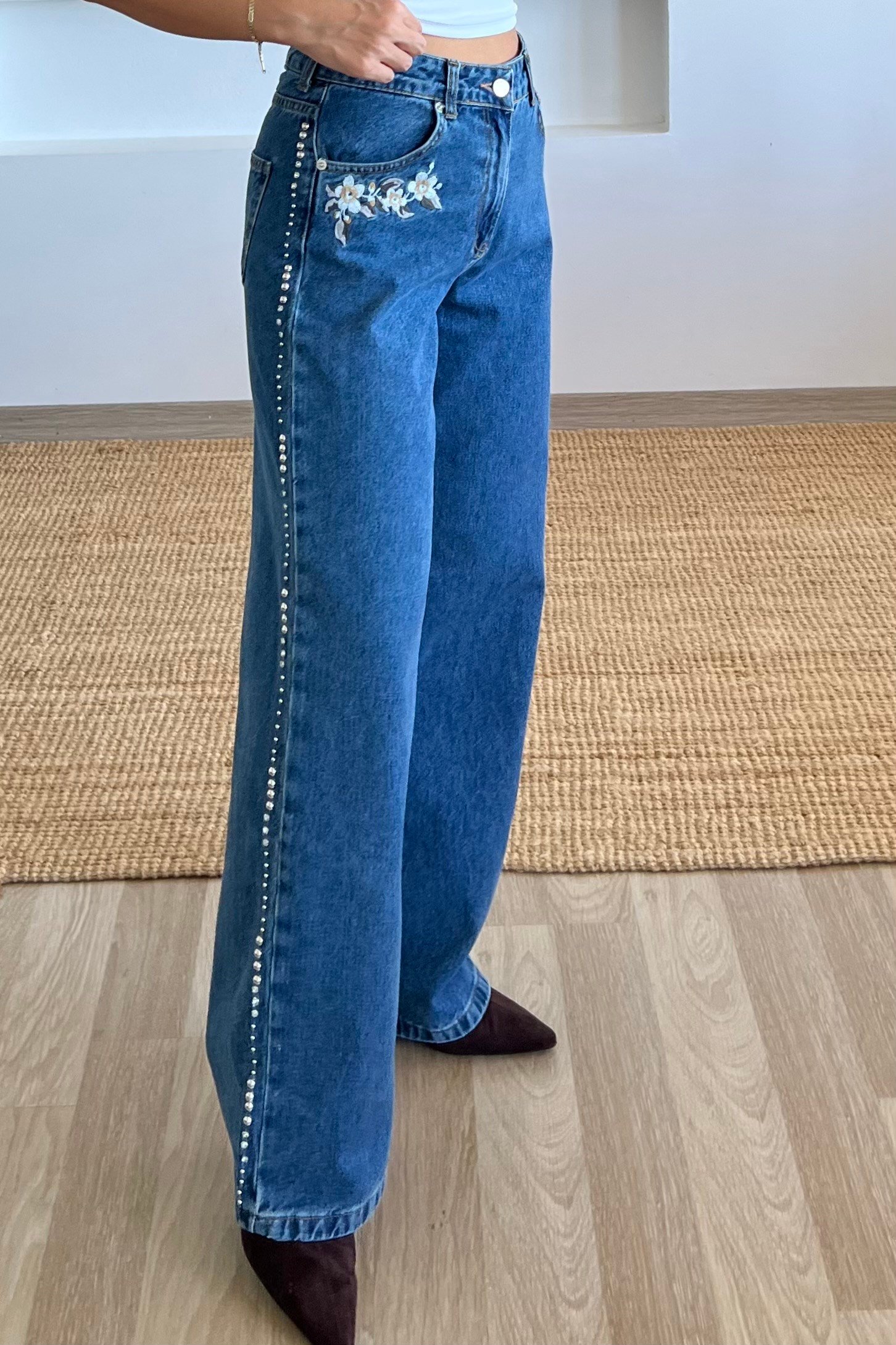 Nakışlı Yanları Boncuk ve Taş Çakımlı Jean uygun fiyatlarda www.butikhola.com adresinde