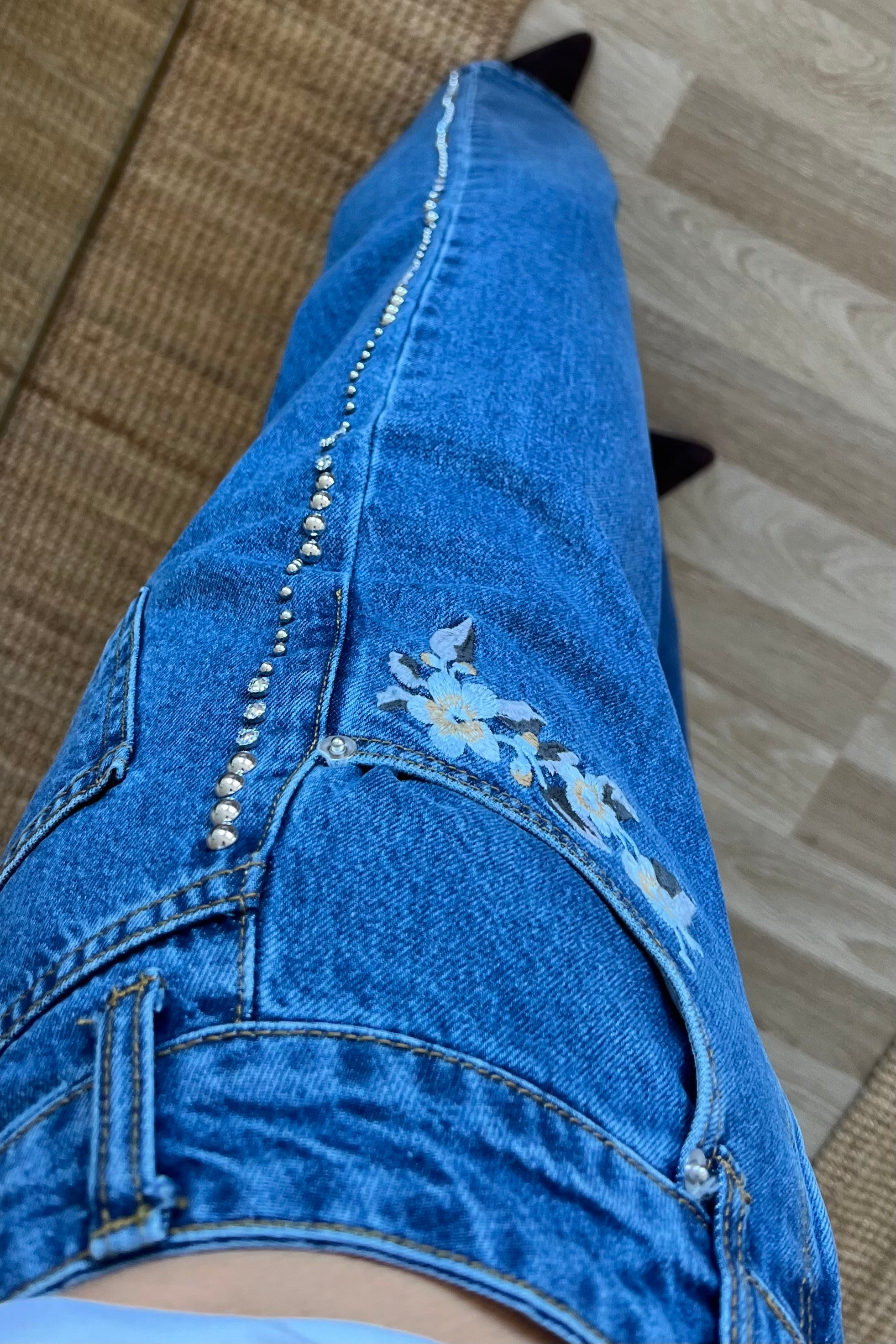 Nakışlı Yanları Boncuk ve Taş Çakımlı Jean uygun fiyatlarda www.butikhola.com adresinde