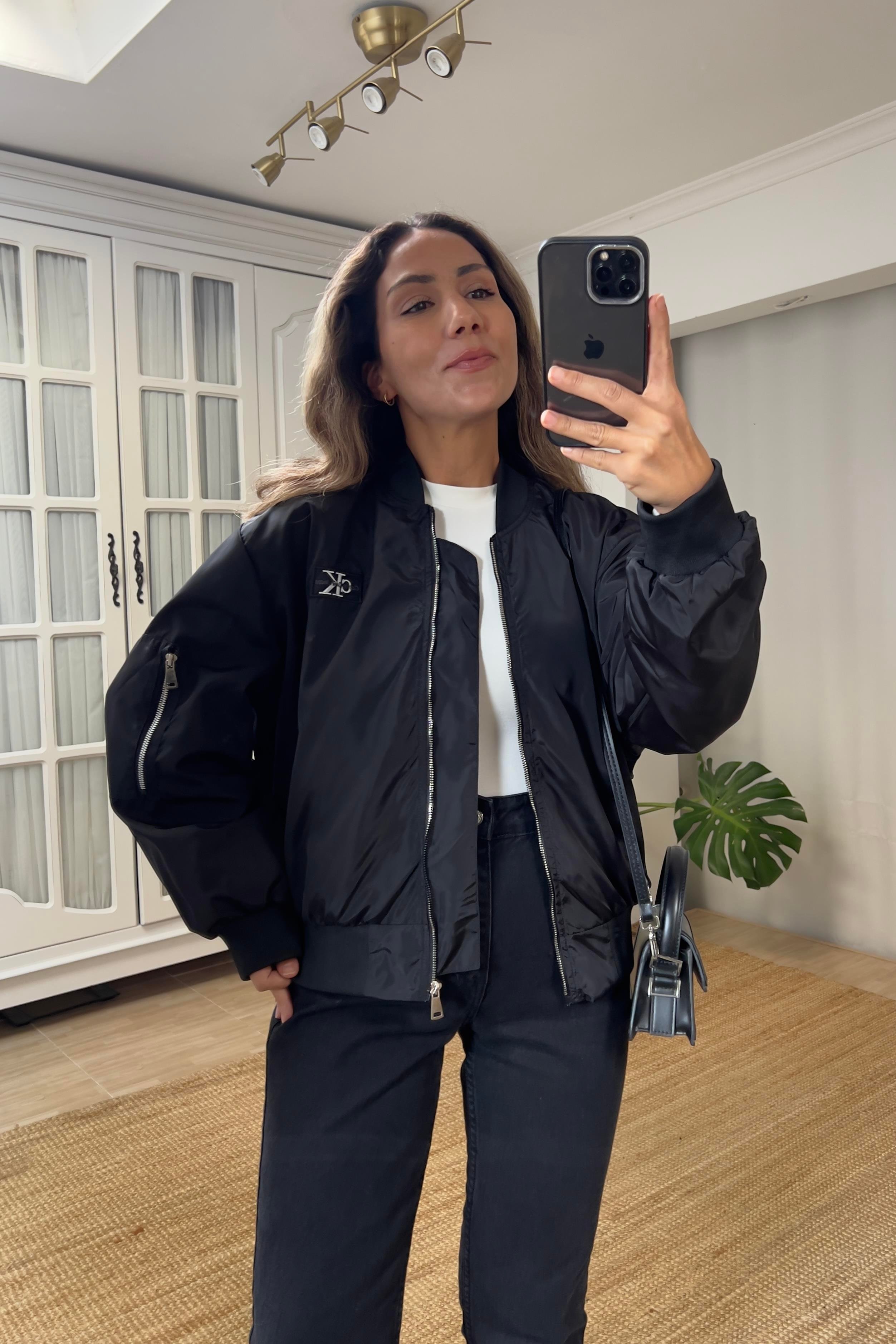 Siyah Arma Nakışlı Bomber Mont uygun fiyatlarda www.butikhola.com adresinde
