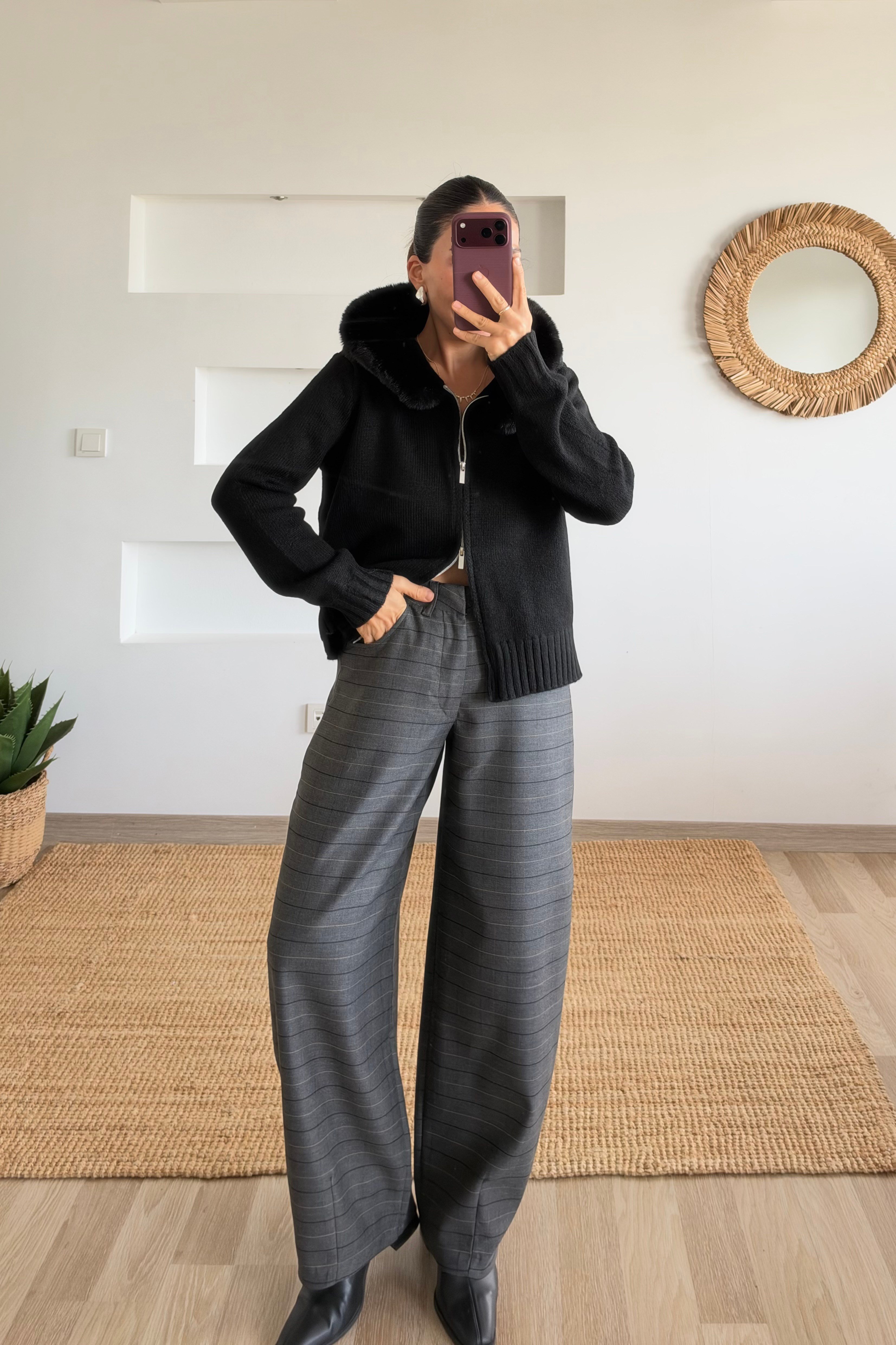 Siyah Çıkarılabilir Kürk Detaylı Hırka uygun fiyatlarda www.butikhola.com adresinde