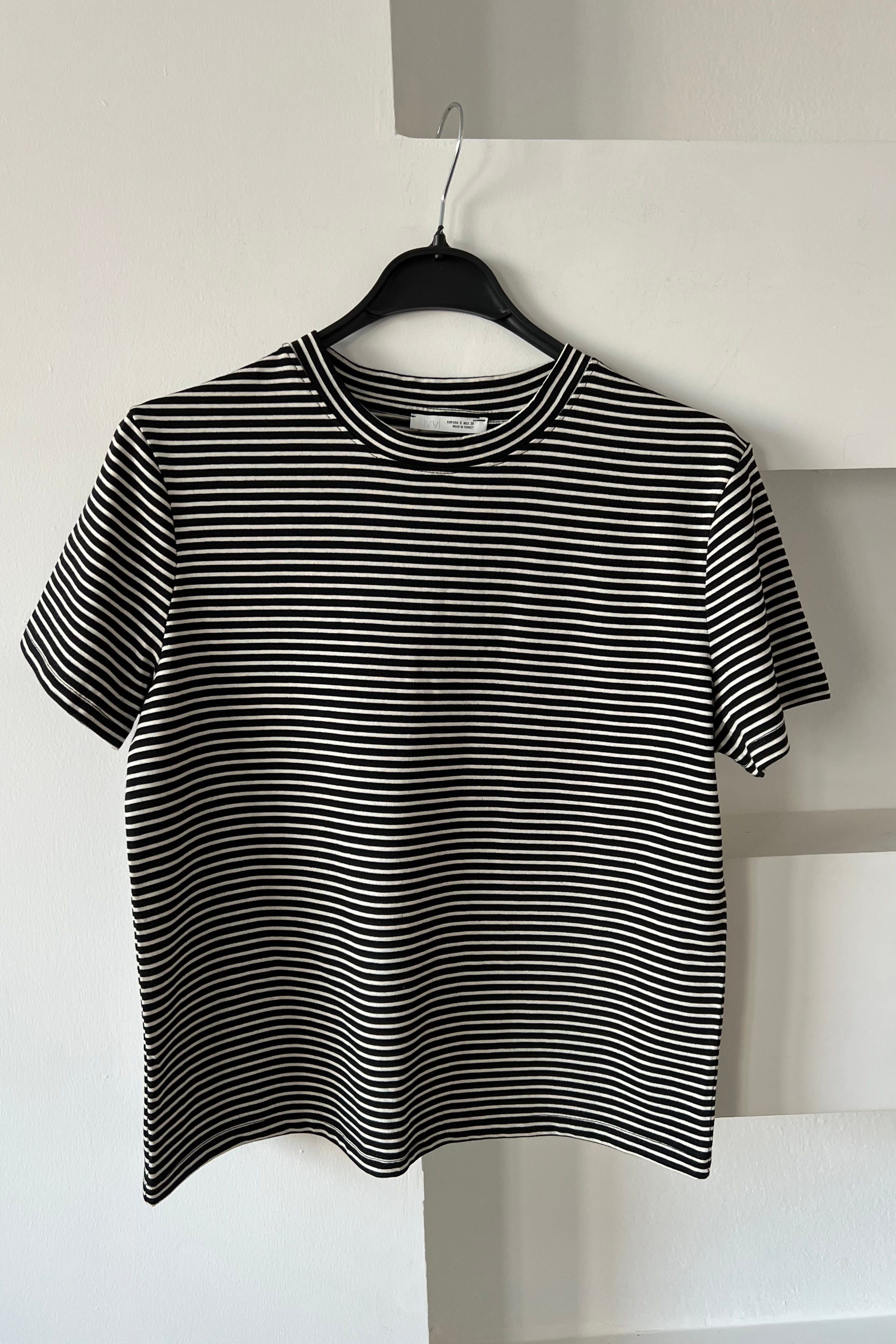 Siyah Çizgili Basic Tshirt uygun fiyatlarda www.butikhola.com adresinde