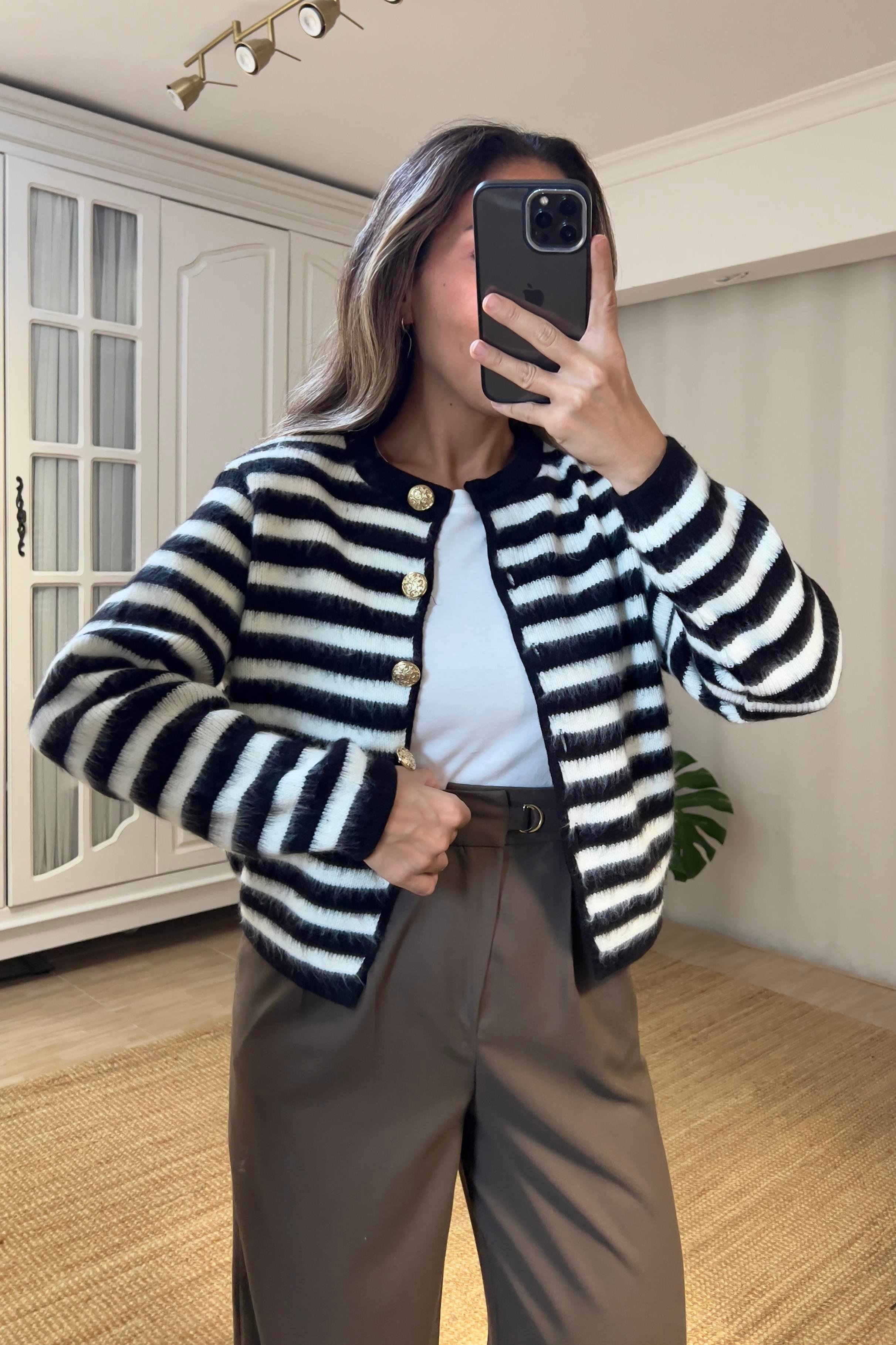 Siyah Çizgili Gold Düğme Detaylı Yumoş Hırka  uygun fiyatlarda www.butikhola.com adresinde