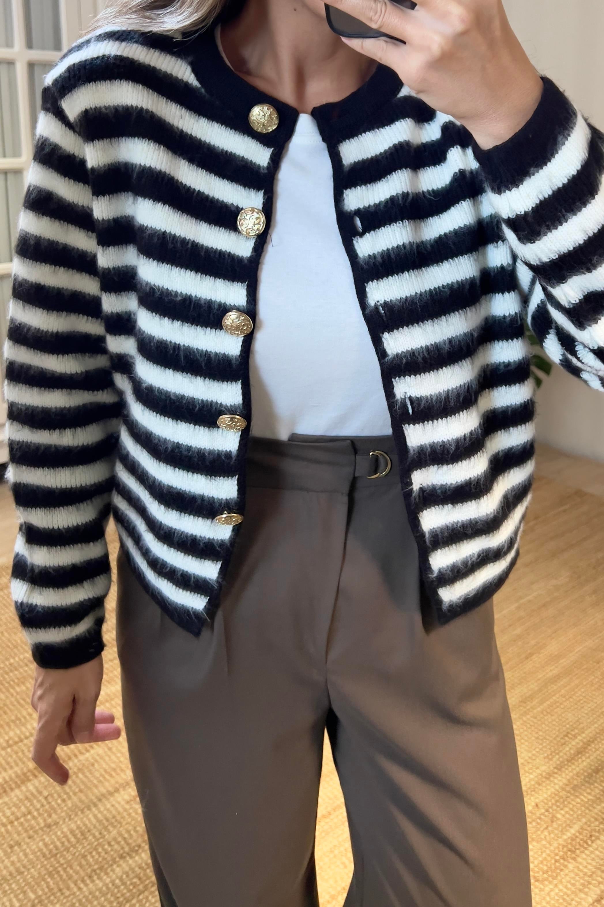 Siyah Çizgili Gold Düğme Detaylı Yumoş Hırka  uygun fiyatlarda www.butikhola.com adresinde