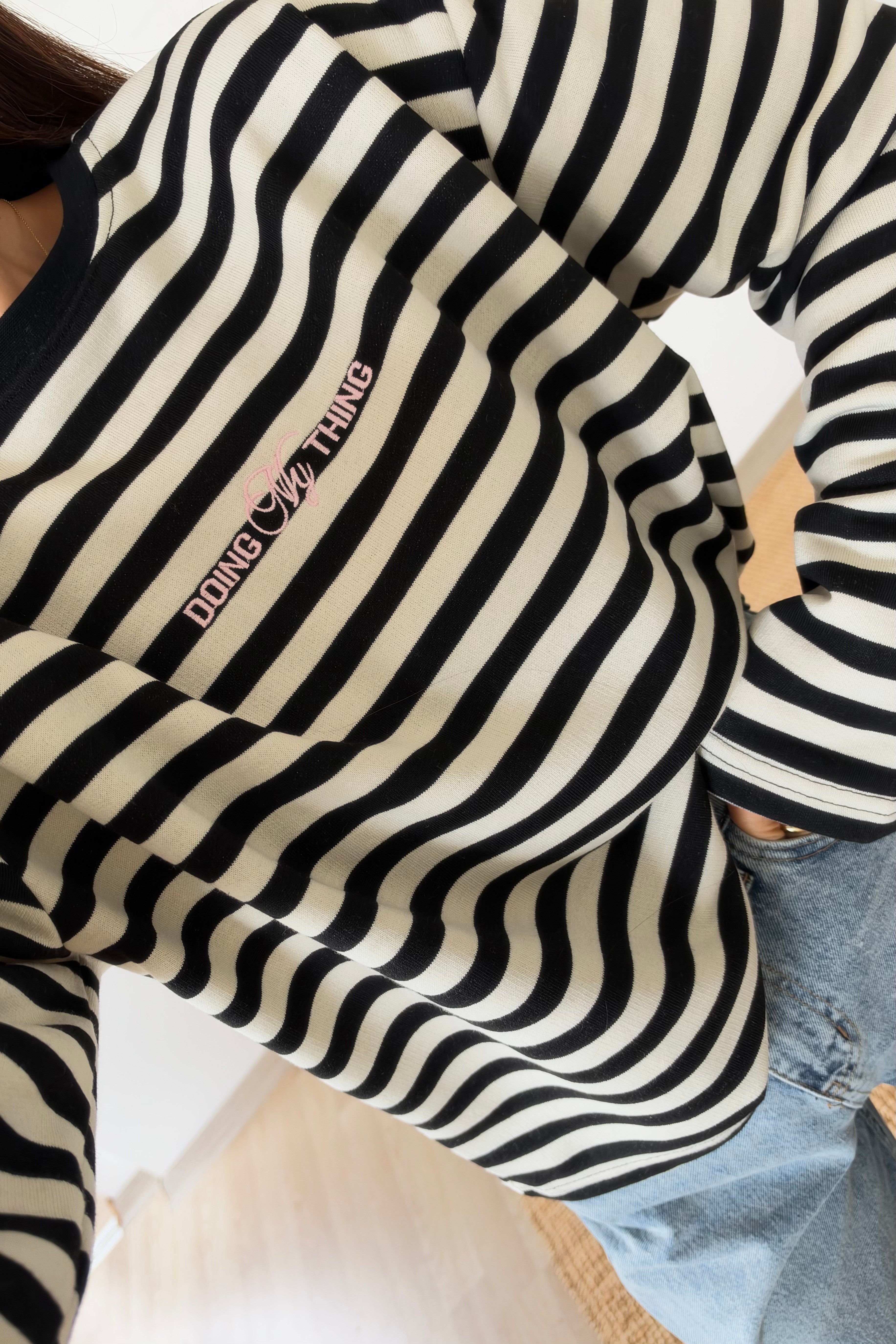 Siyah Çizgili Nakış Detaylı Sweatshirt uygun fiyatlarda www.butikhola.com adresinde