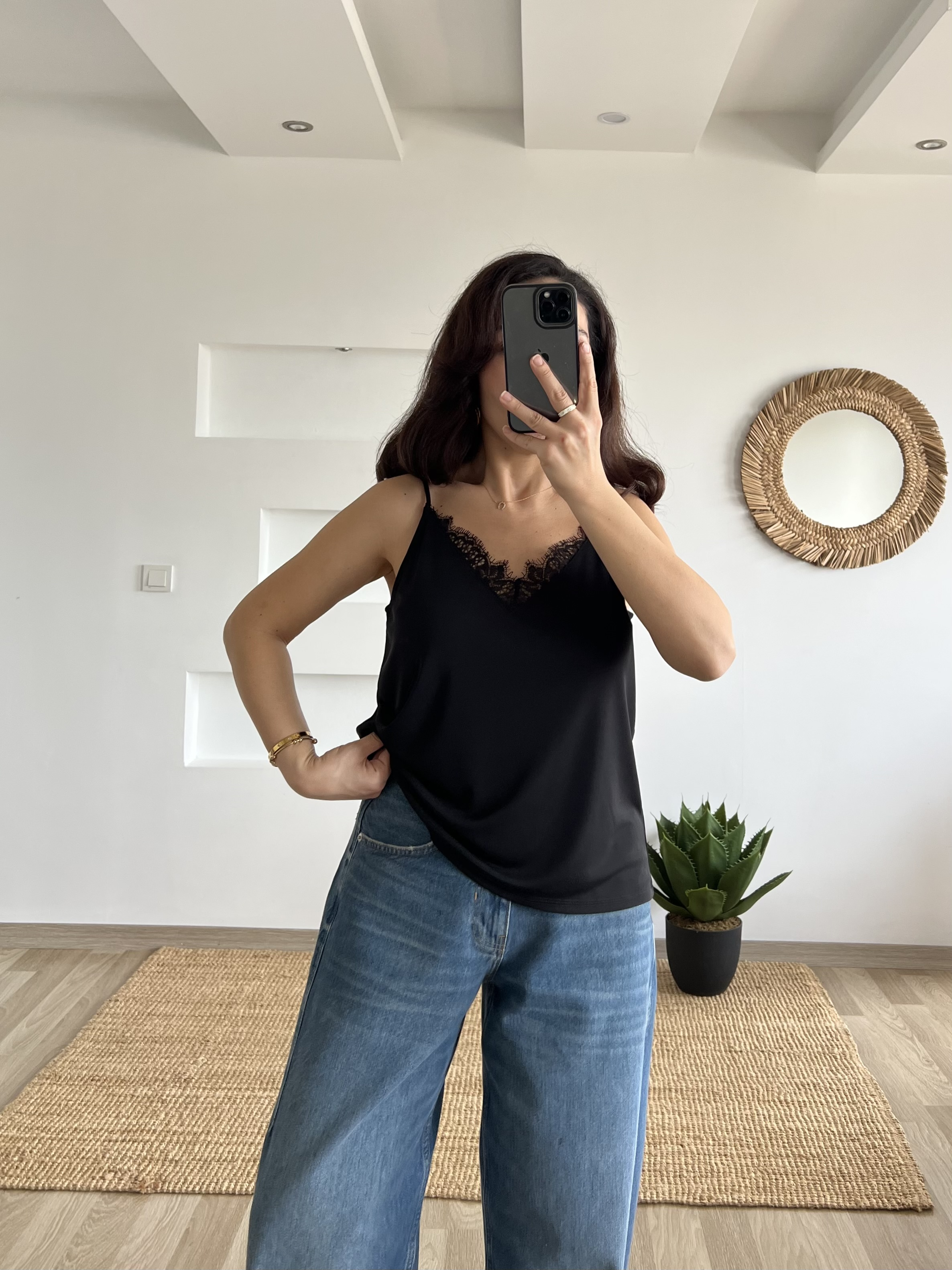Siyah Dantel Detaylı Askılı Bluz uygun fiyatlarda www.butikhola.com adresinde
