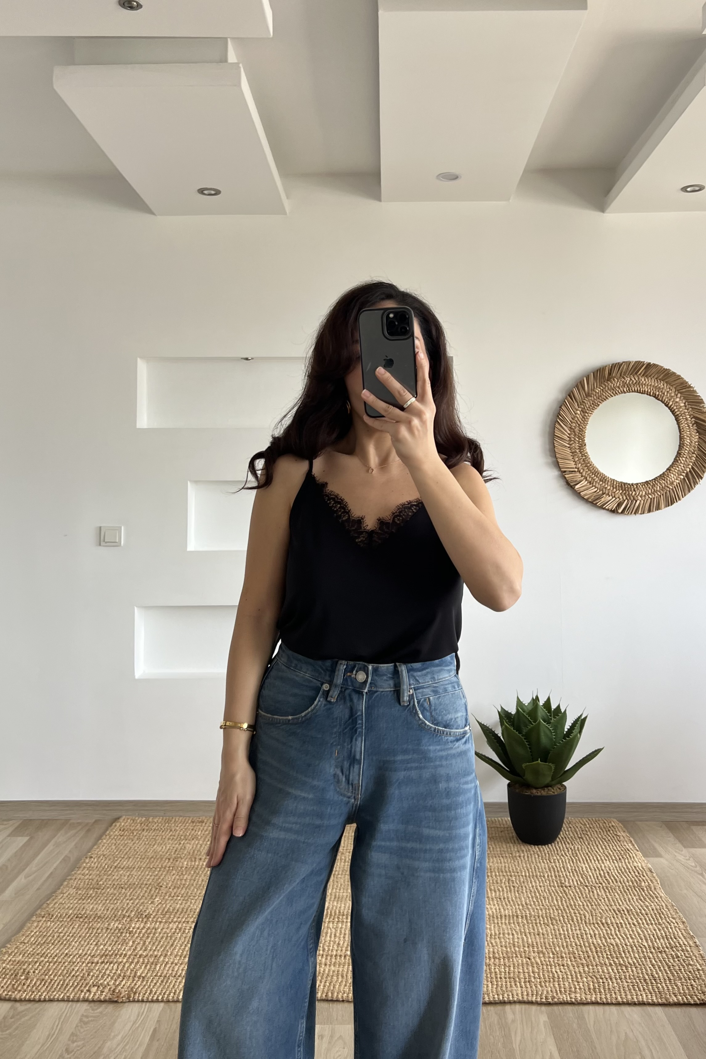 Siyah Dantel Detaylı Askılı Bluz uygun fiyatlarda www.butikhola.com adresinde