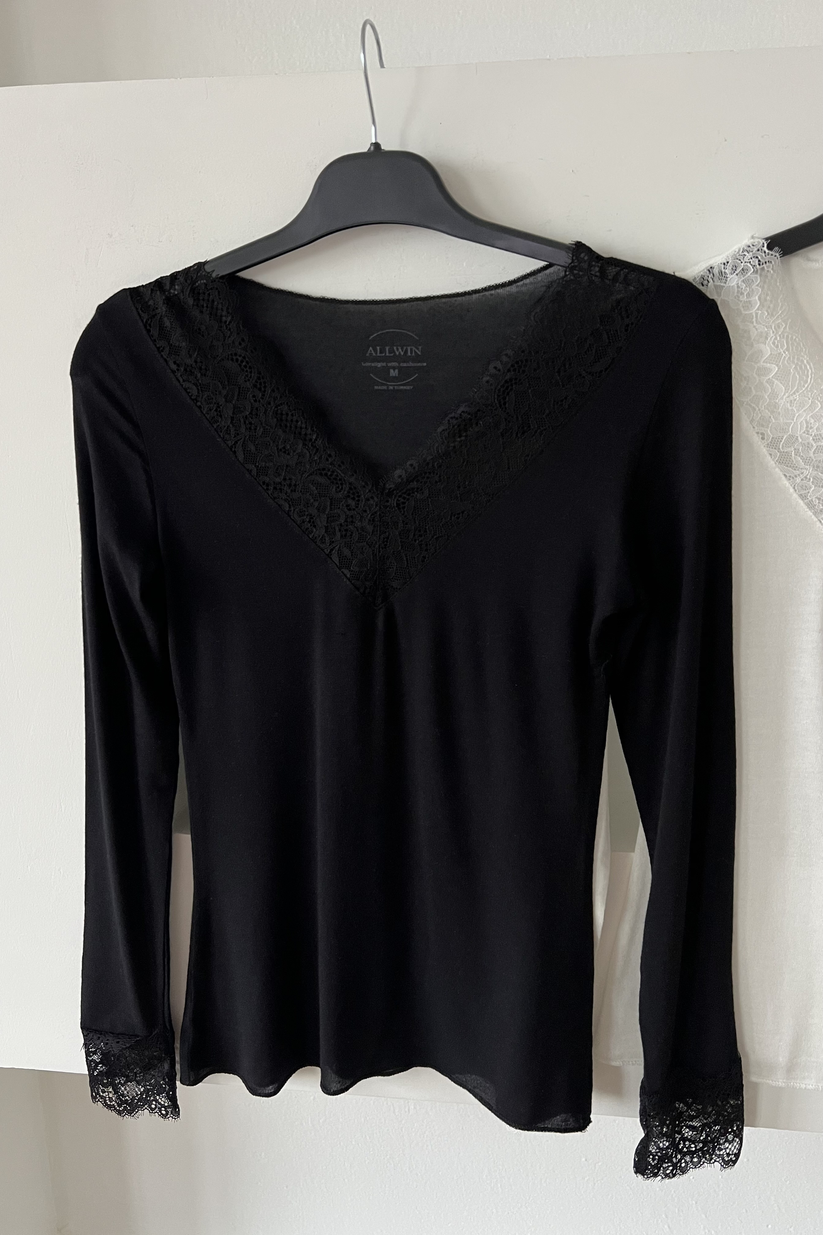 Siyah Dantelli Transparan Kaşmir Dokulu Bluz uygun fiyatlarda www.butikhola.com adresinde