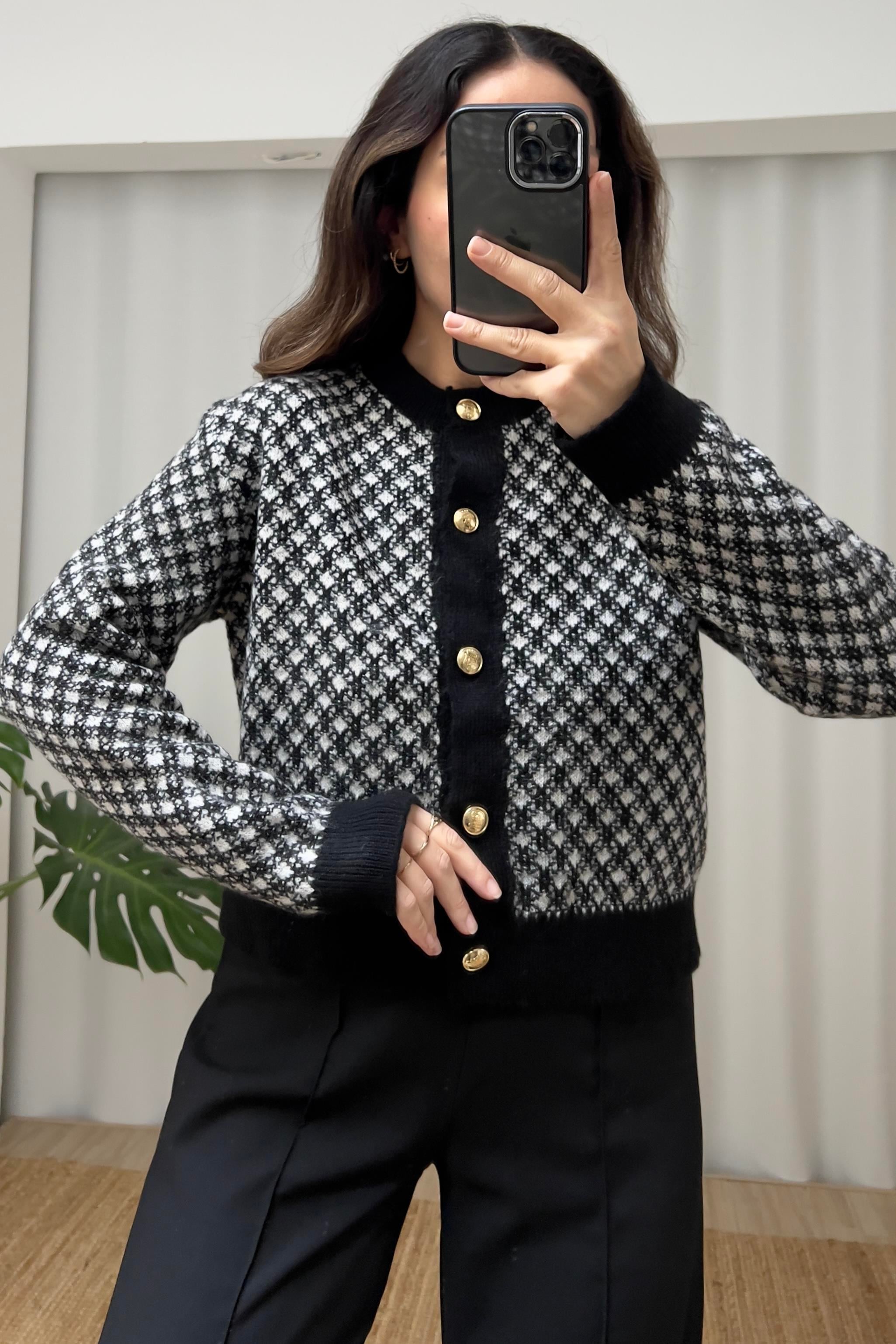 Siyah Desenli Gold Düğmeli Hırka uygun fiyatlarda www.butikhola.com adresinde