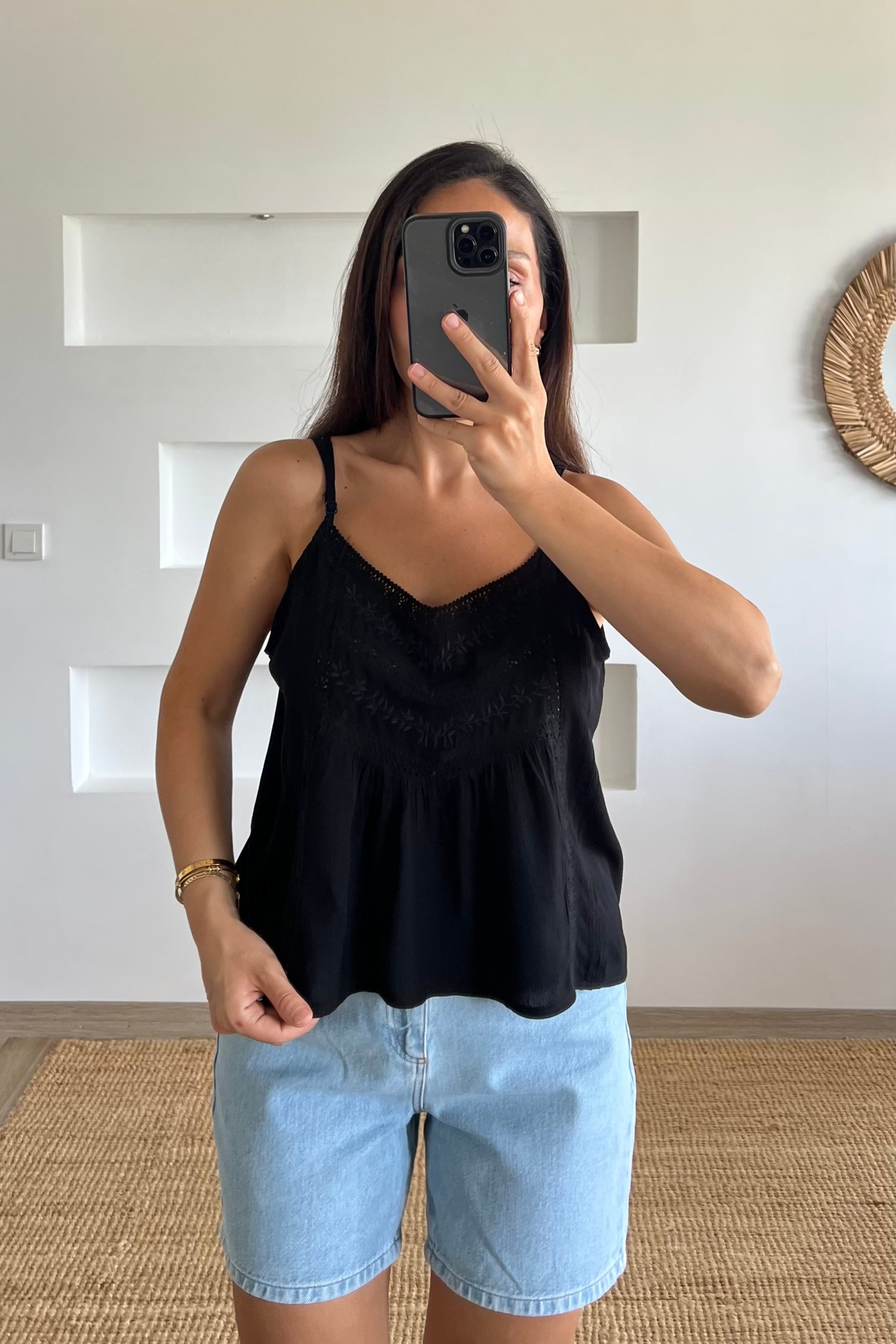 Siyah Fisto Detaylı Askılı Bluz uygun fiyatlarda www.butikhola.com adresinde