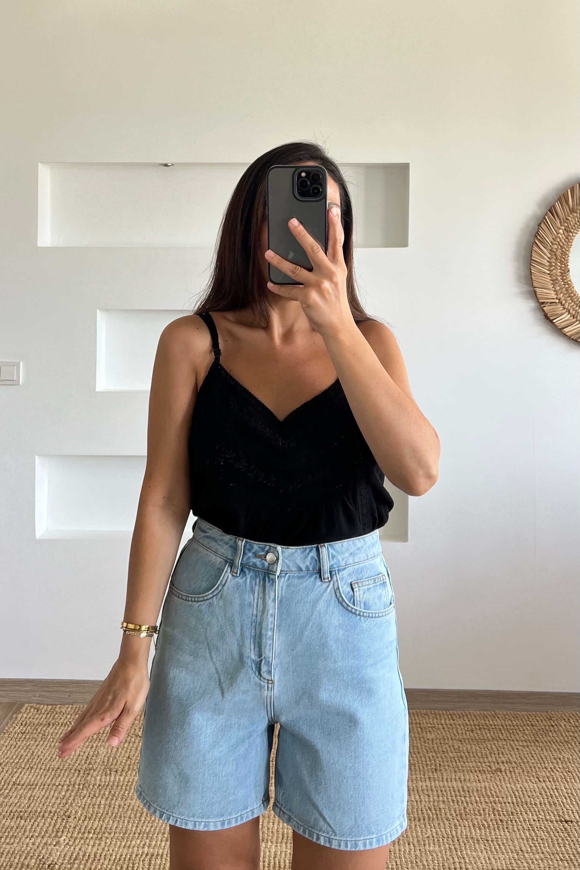 Siyah Fisto Detaylı Askılı Bluz uygun fiyatlarda www.butikhola.com adresinde