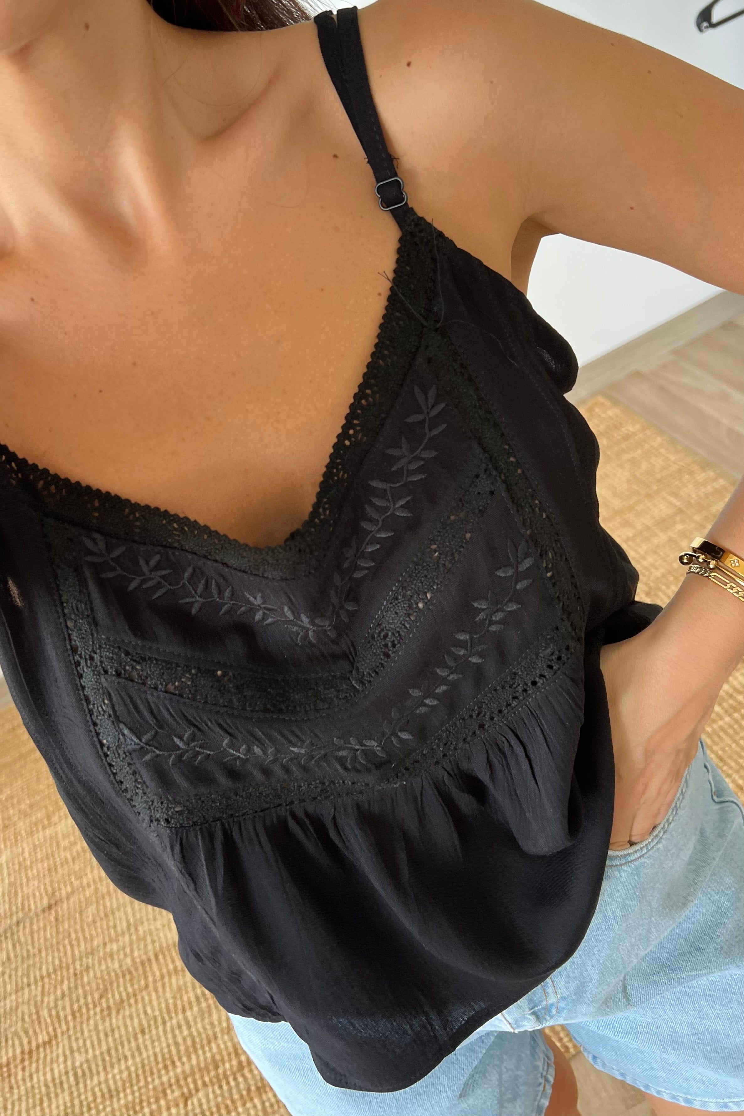 Siyah Fisto Detaylı Askılı Bluz uygun fiyatlarda www.butikhola.com adresinde