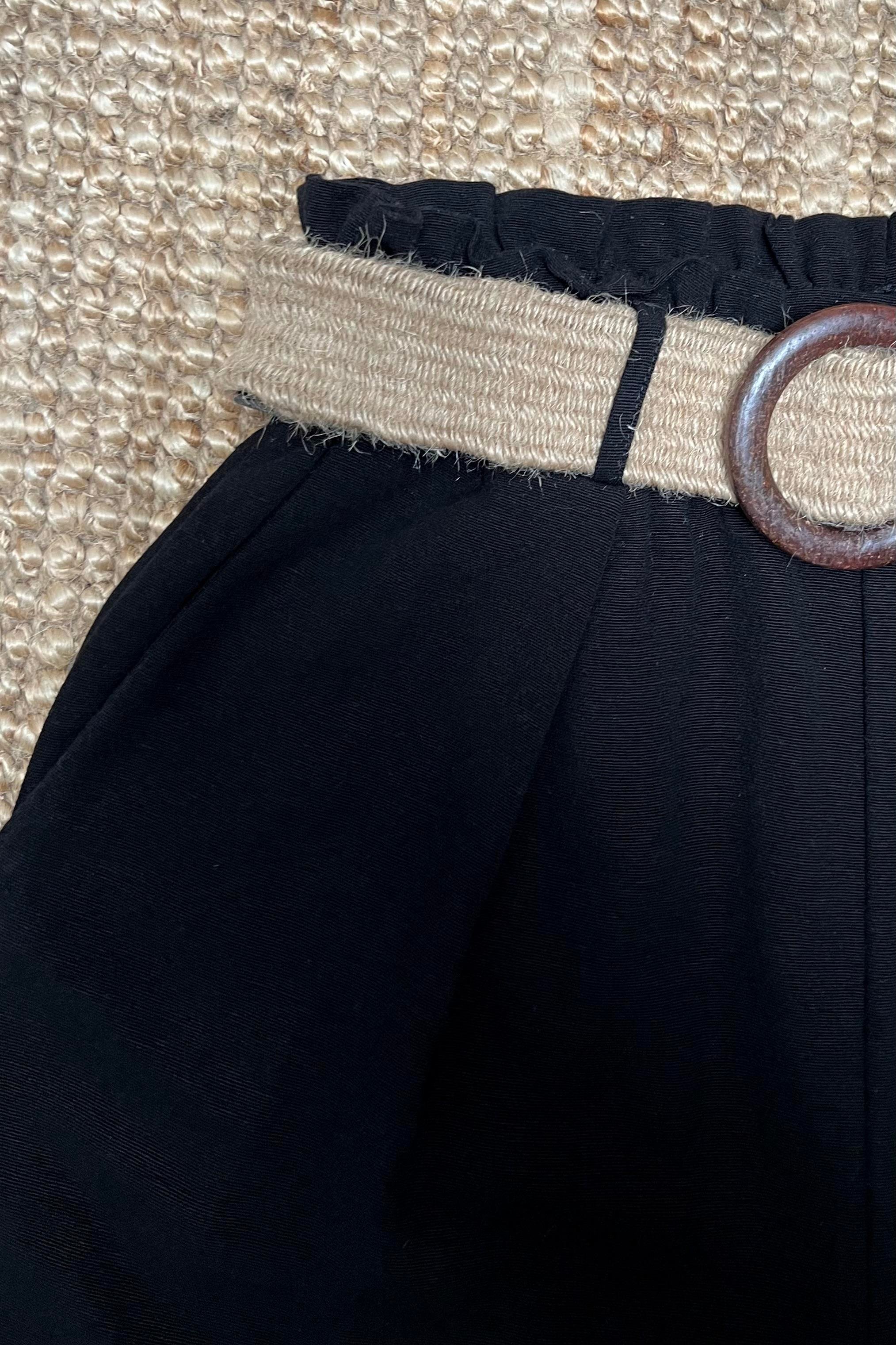 Siyah Hasır Kemerli Keten Şort uygun fiyatlarda www.butikhola.com adresinde