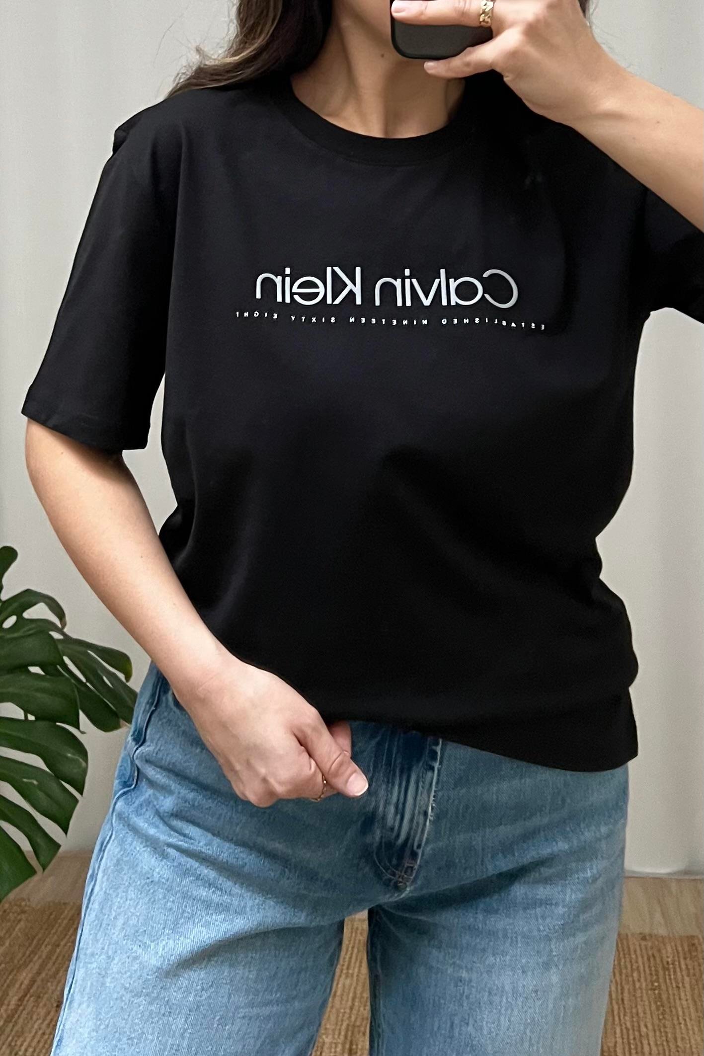 Siyah Kabartma Dokulu Logolu Tshirt uygun fiyatlarda www.butikhola.com adresinde