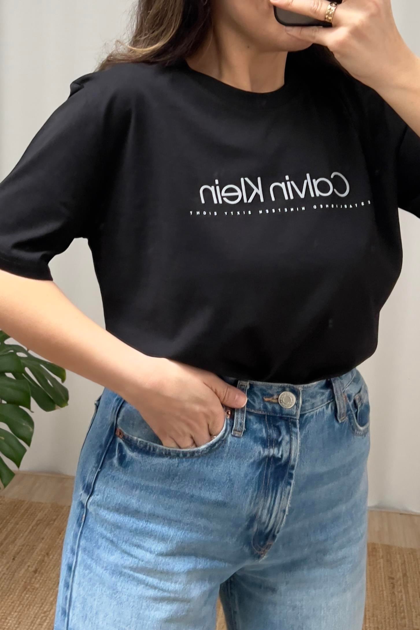 Siyah Kabartma Dokulu Logolu Tshirt uygun fiyatlarda www.butikhola.com adresinde