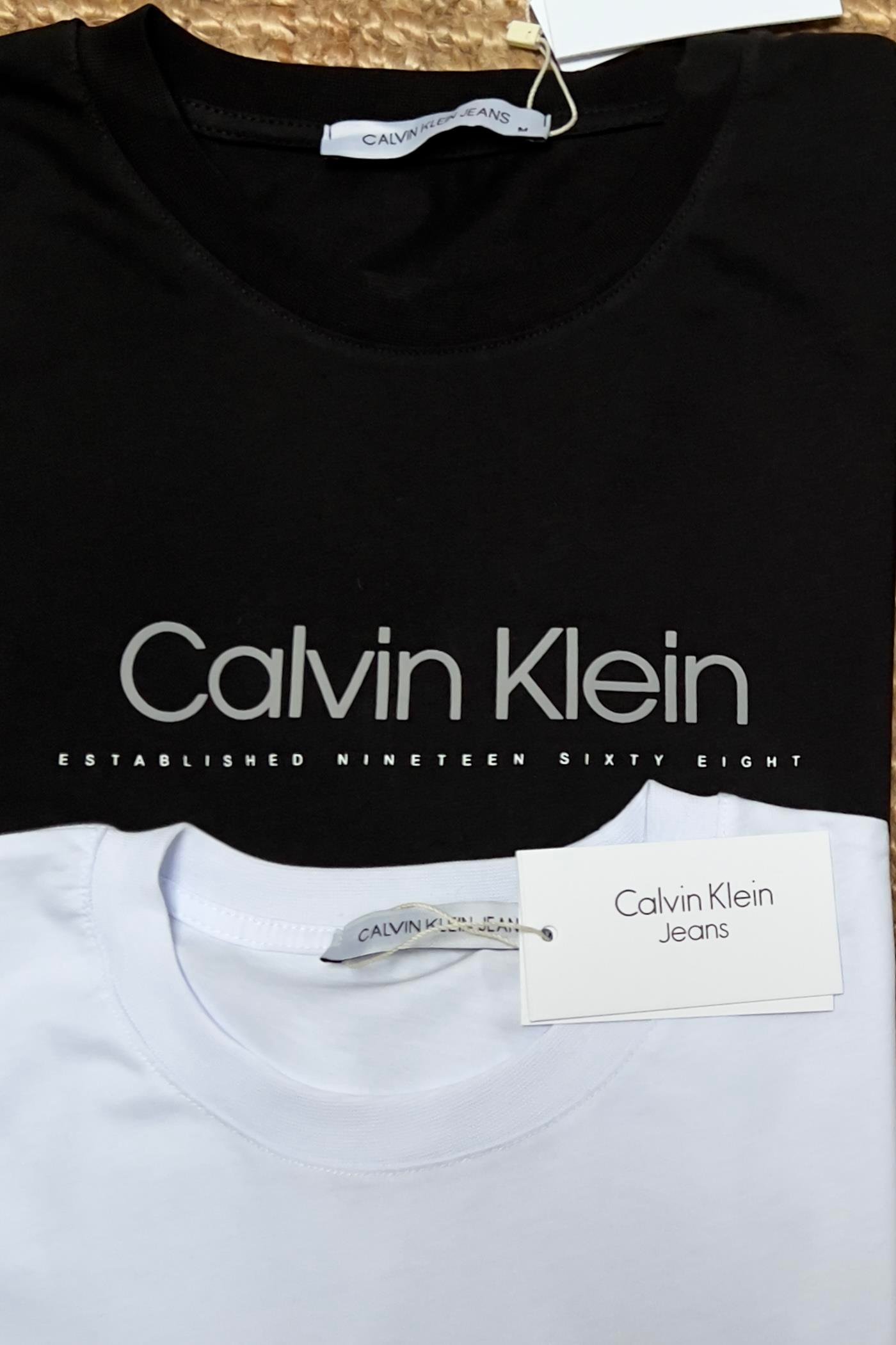Siyah Kabartma Dokulu Logolu Tshirt uygun fiyatlarda www.butikhola.com adresinde