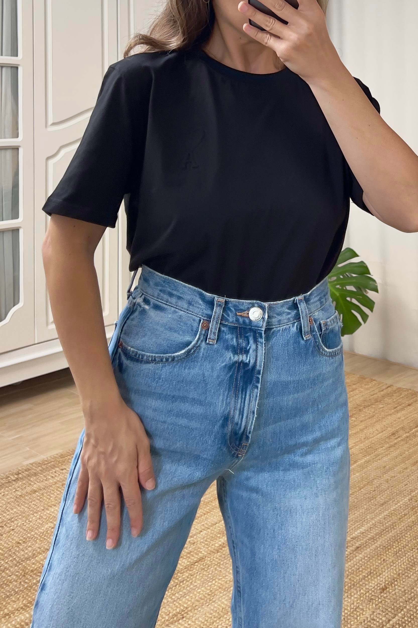 Siyah Kabartmalı Harf Logolu Tshirt uygun fiyatlarda www.butikhola.com adresinde