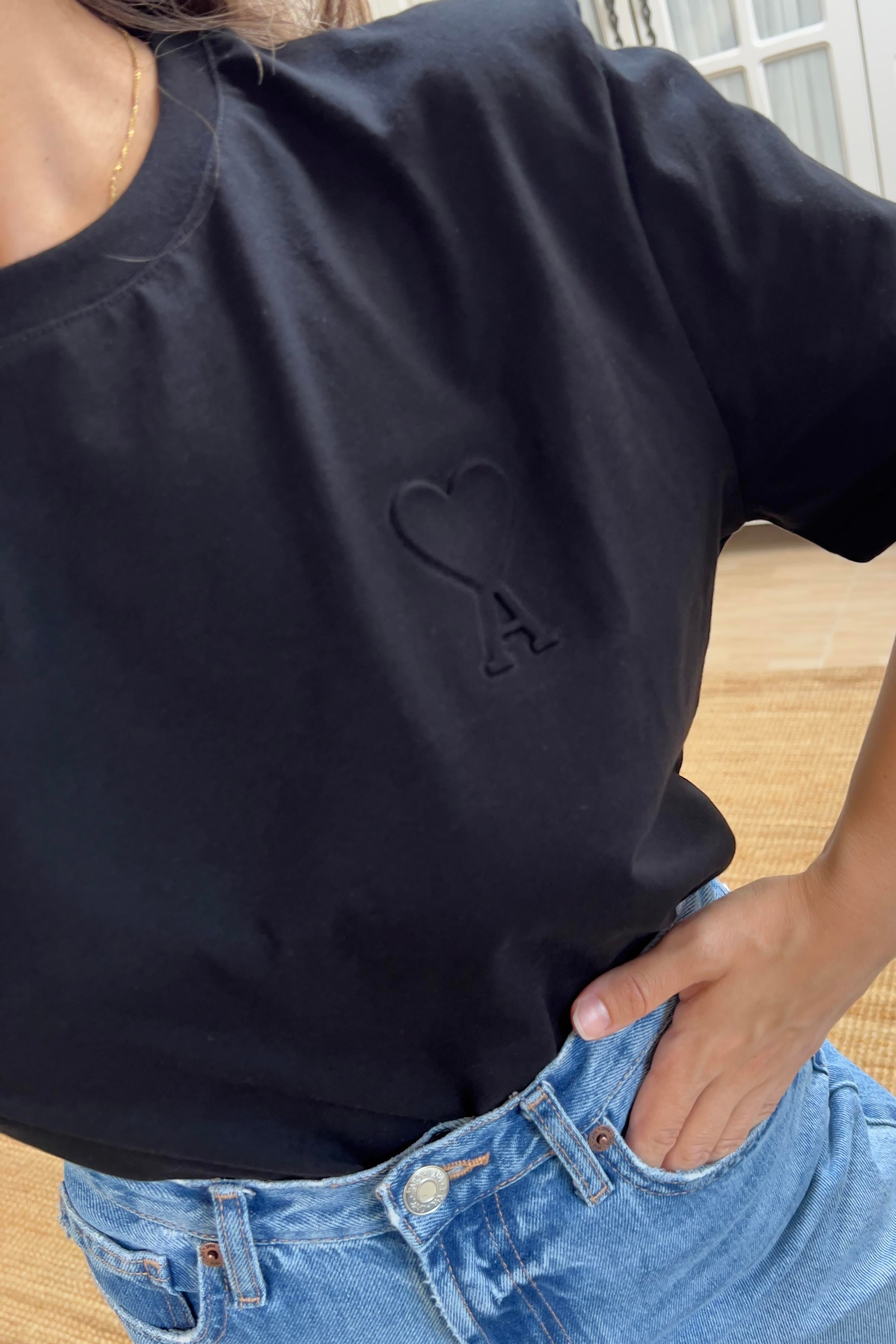 Siyah Kabartmalı Harf Logolu Tshirt uygun fiyatlarda www.butikhola.com adresinde
