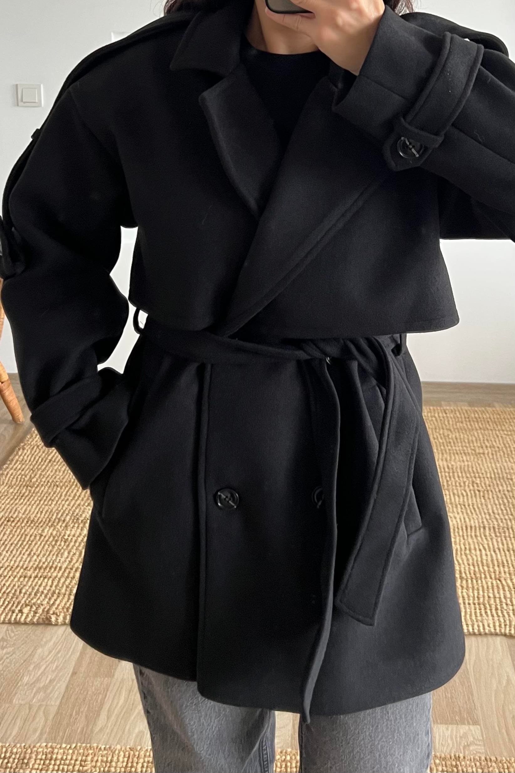Siyah Kuşaklı Ara Boy Kaşe Kaban uygun fiyatlarda www.butikhola.com adresinde