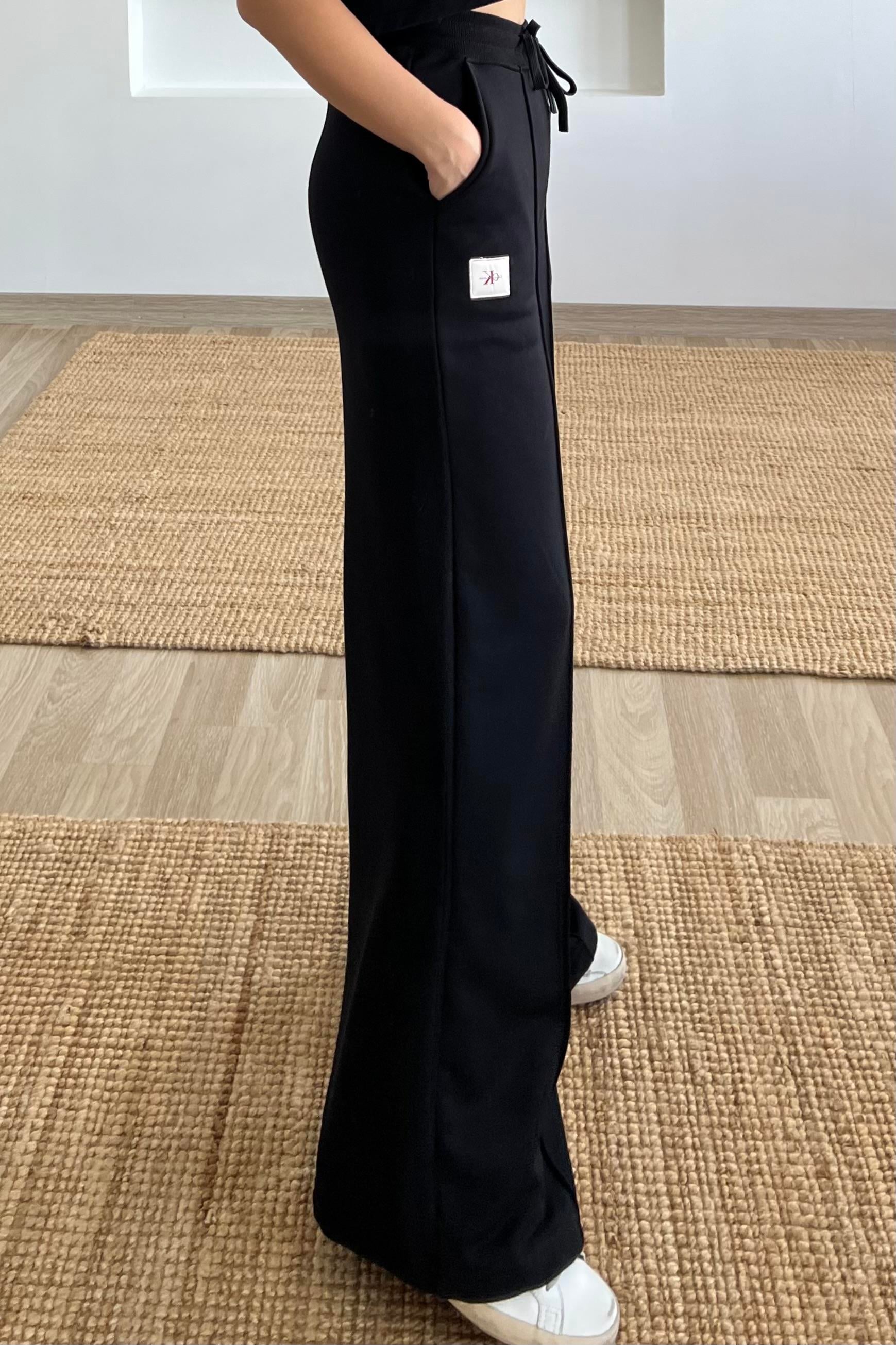 Siyah Logo Detaylı Bol Paça Eşofman Altı uygun fiyatlarda www.butikhola.com adresinde