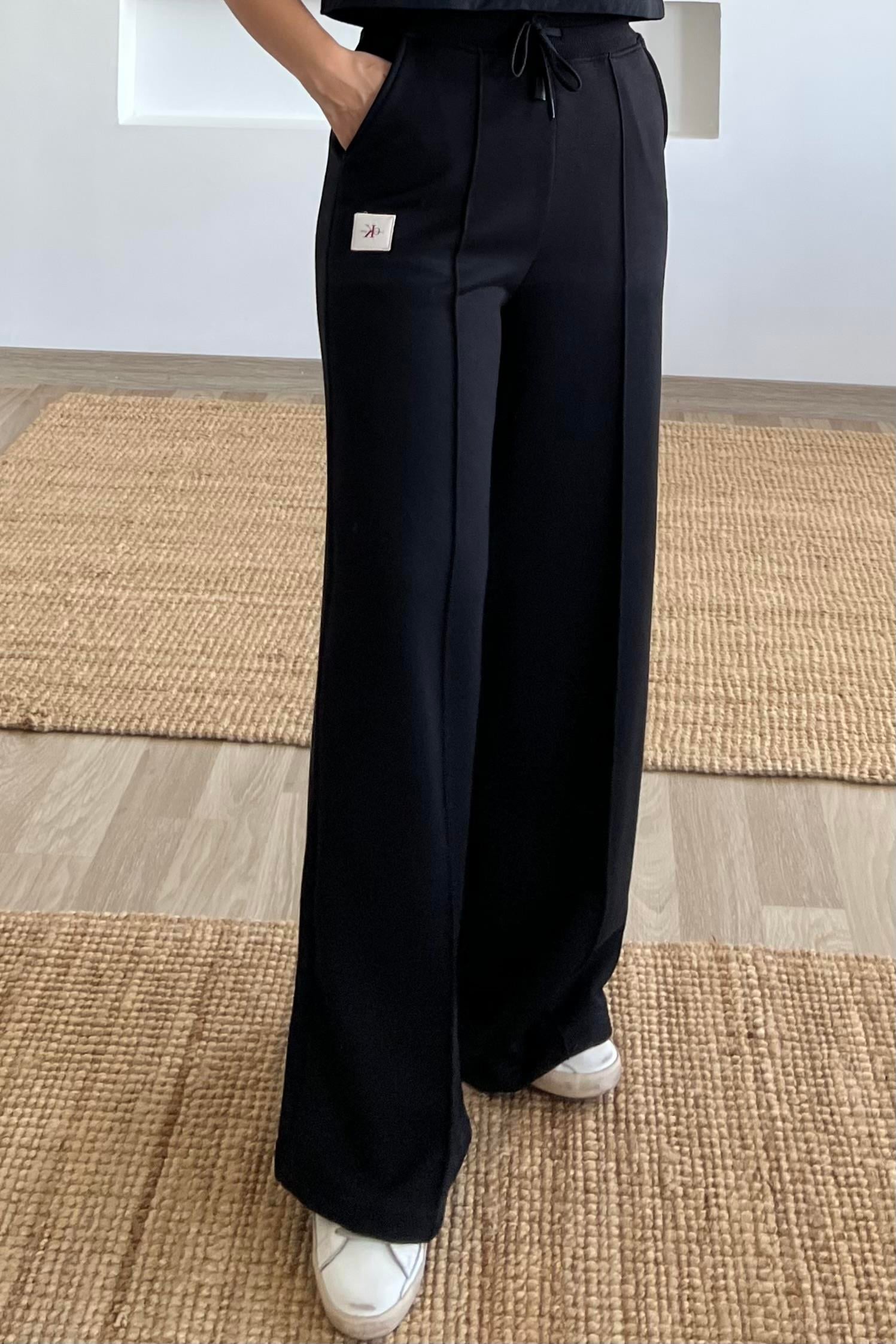 Siyah Logo Detaylı Bol Paça Eşofman Altı uygun fiyatlarda www.butikhola.com adresinde