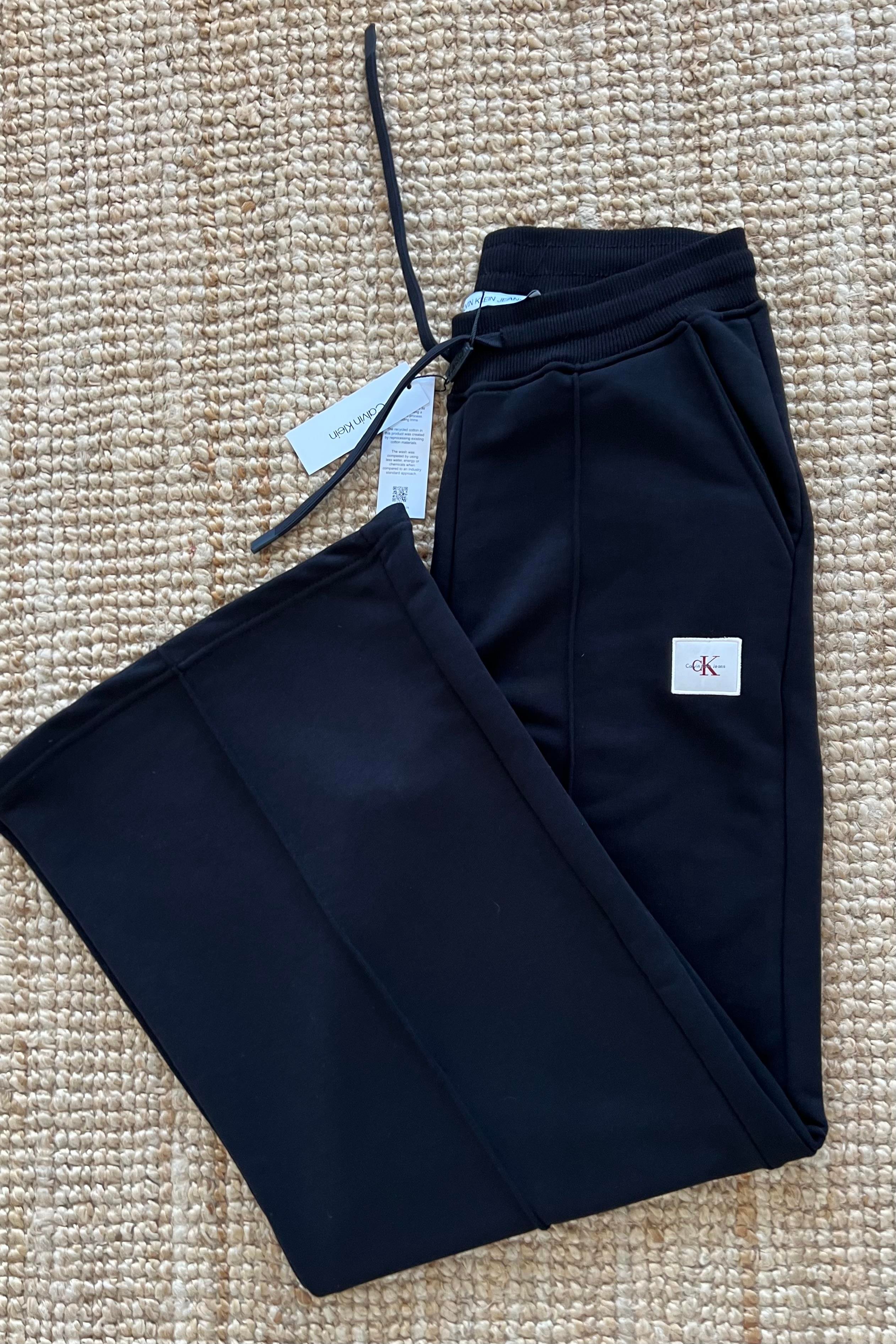Siyah Logo Detaylı Bol Paça Eşofman Altı uygun fiyatlarda www.butikhola.com adresinde