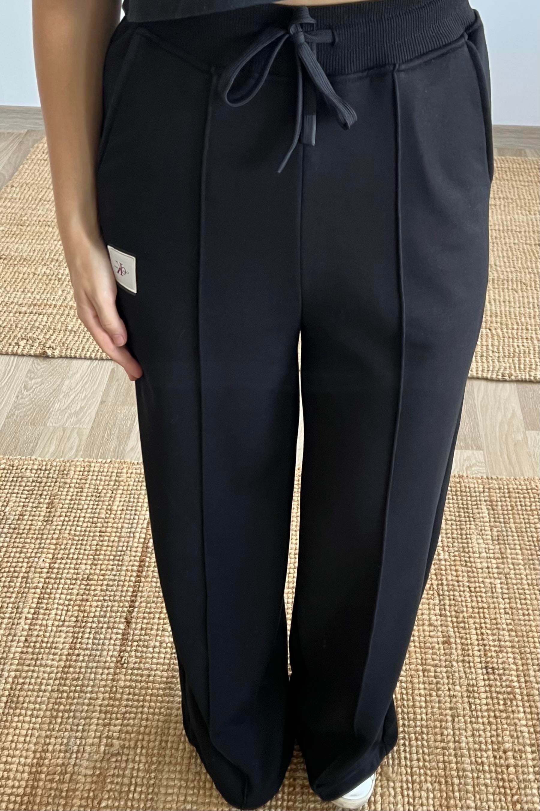 Siyah Logo Detaylı Bol Paça Eşofman Altı uygun fiyatlarda www.butikhola.com adresinde