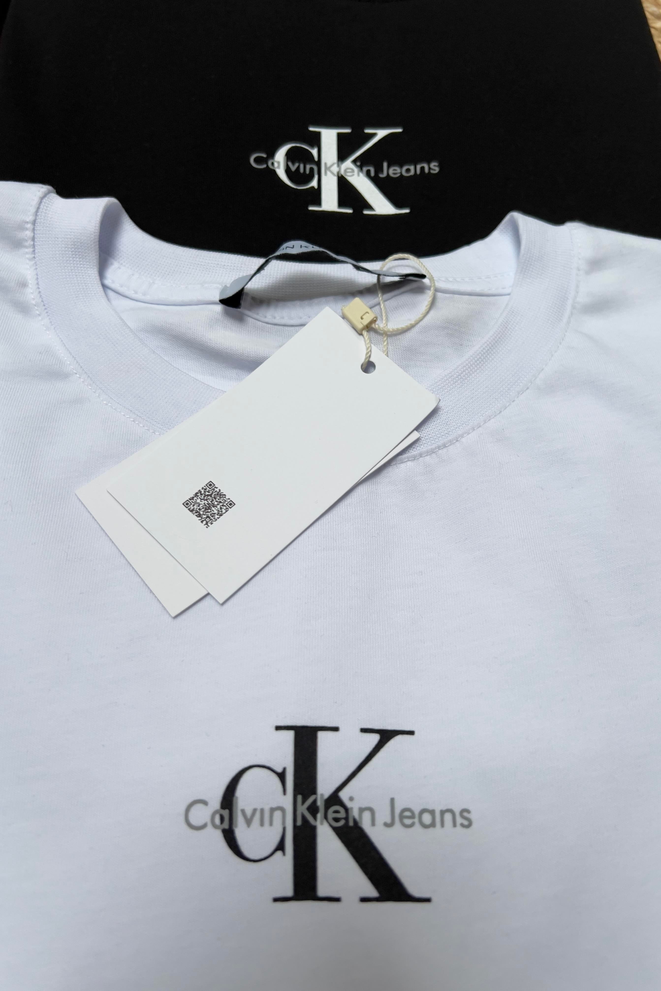 Siyah Logolu Tshirt uygun fiyatlarda www.butikhola.com adresinde