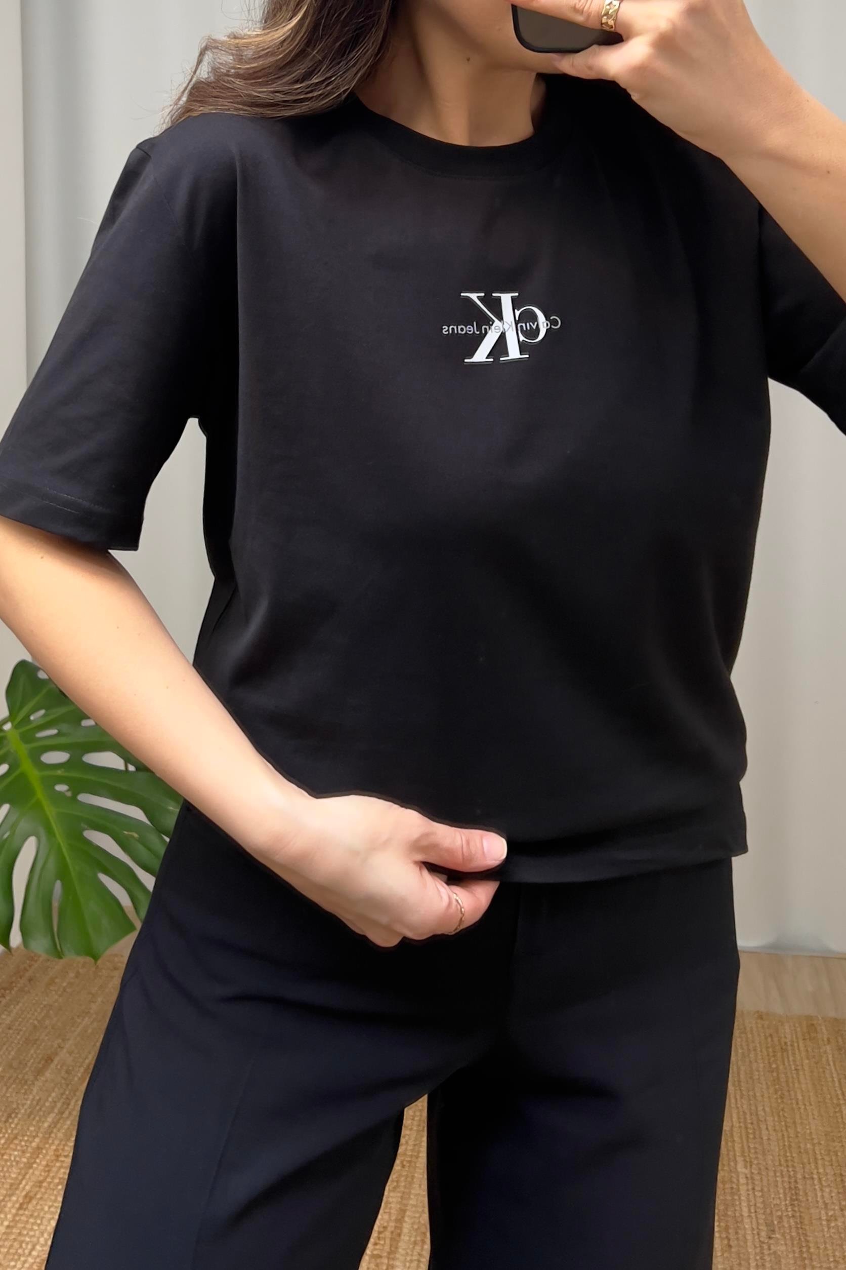 Siyah Logolu Tshirt uygun fiyatlarda www.butikhola.com adresinde