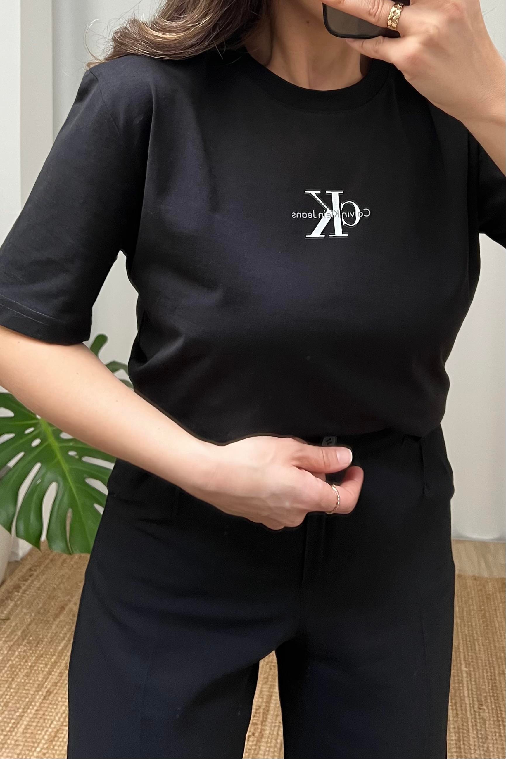 Siyah Logolu Tshirt uygun fiyatlarda www.butikhola.com adresinde