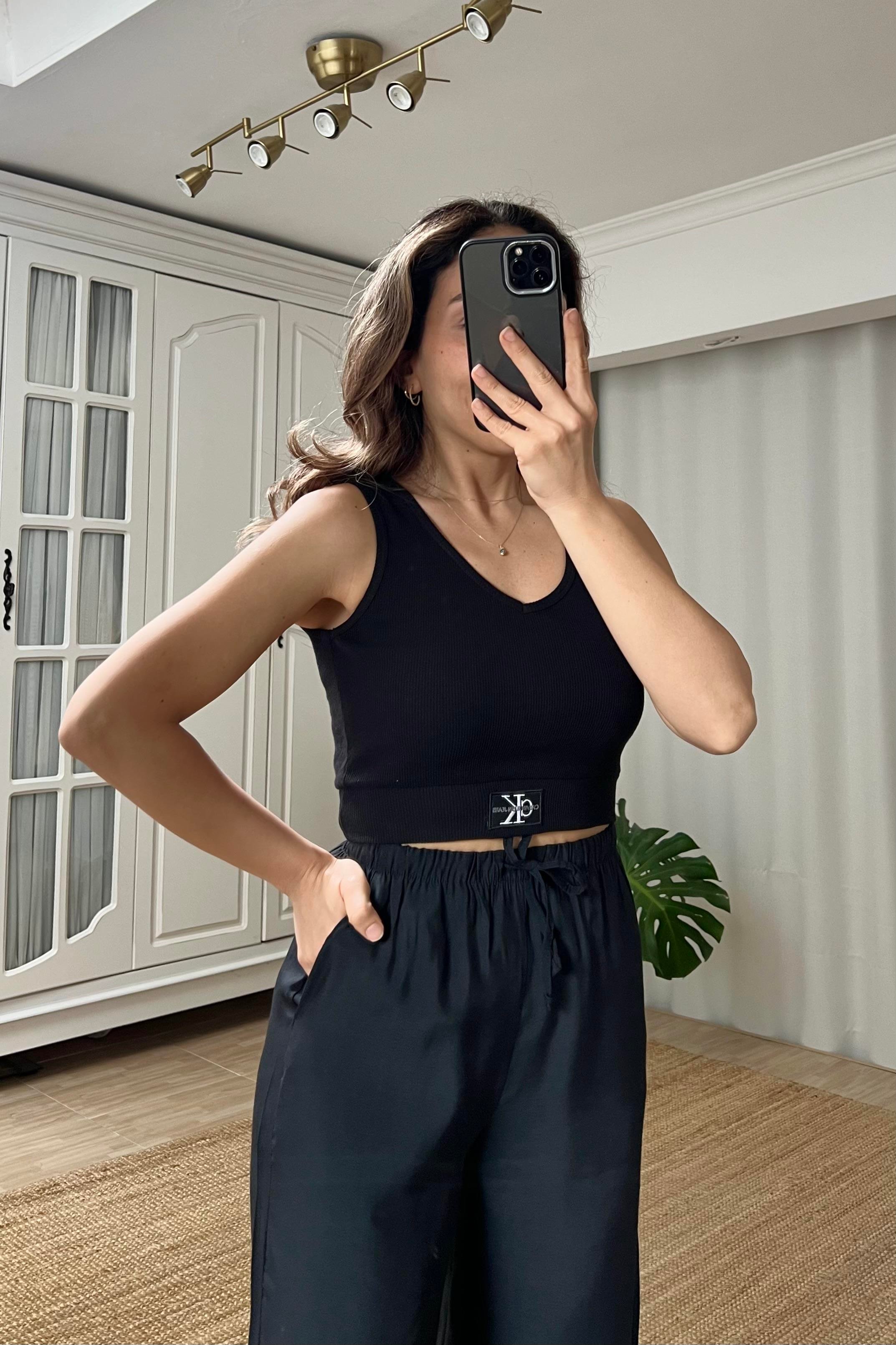 Siyah Logolu V Yaka Top  uygun fiyatlarda www.butikhola.com adresinde