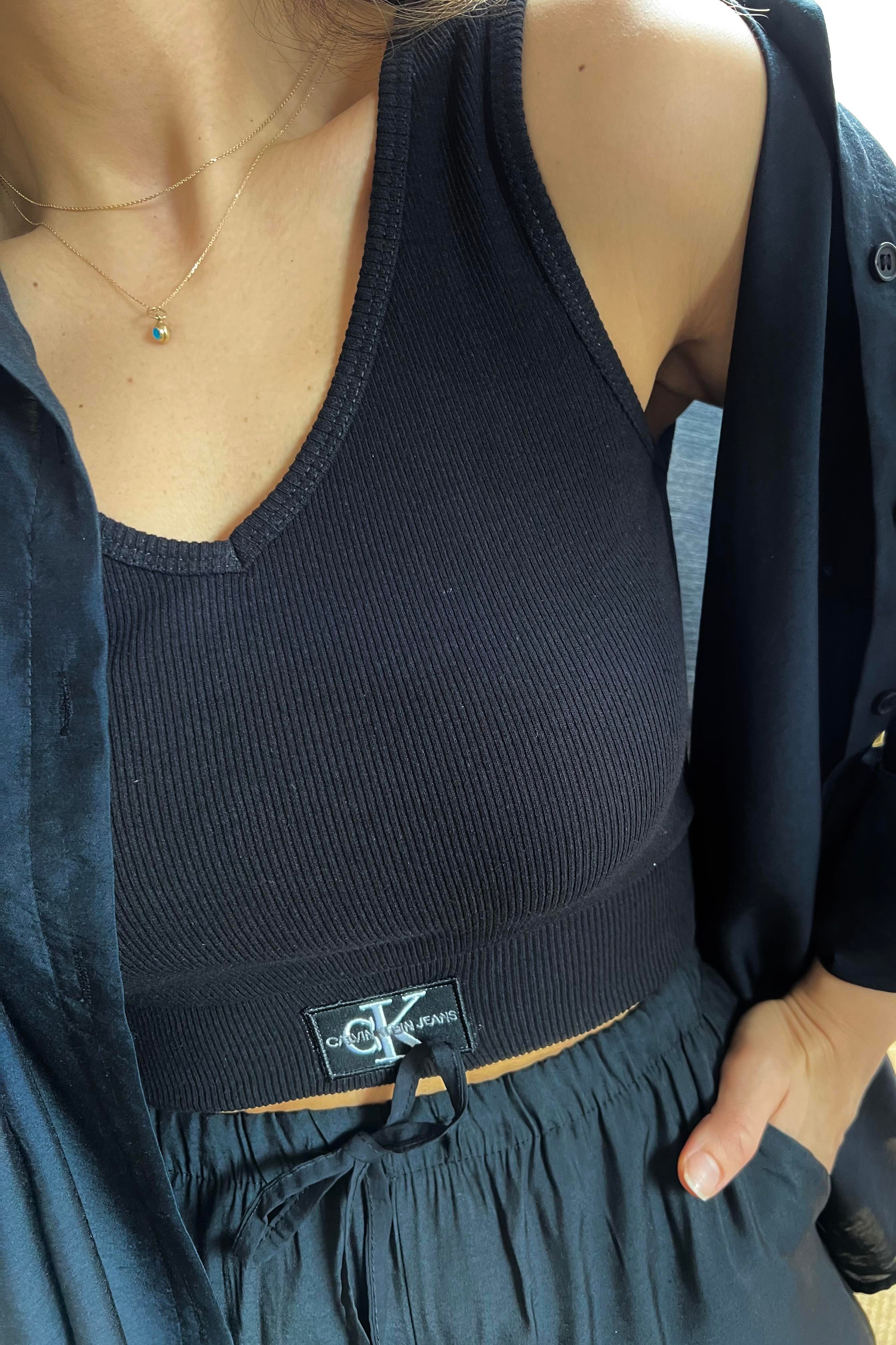 Siyah Logolu V Yaka Top  uygun fiyatlarda www.butikhola.com adresinde